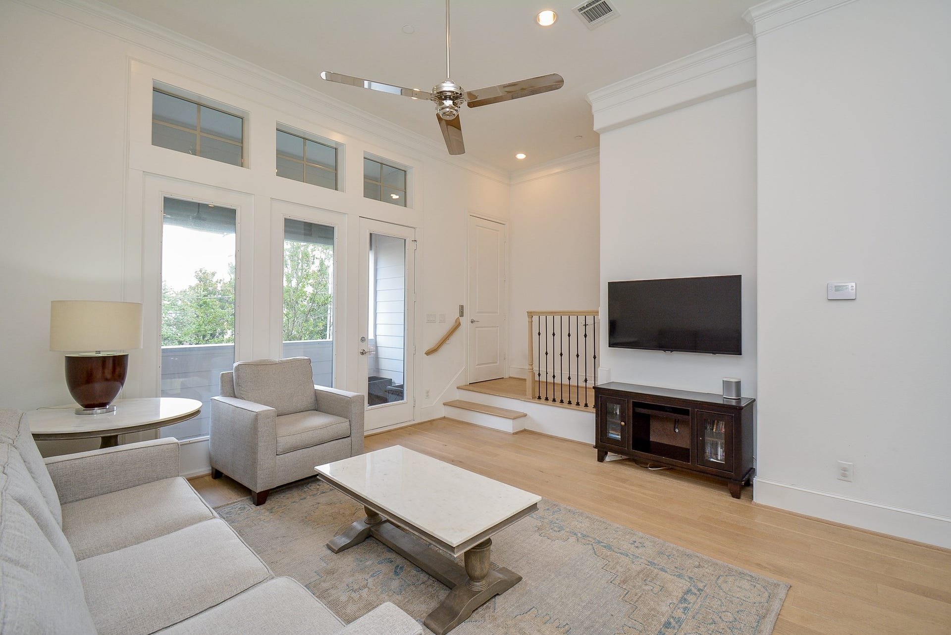 615 Nagle Street, Houston, TX 77003 High ceilings and plenty of natural lighting.