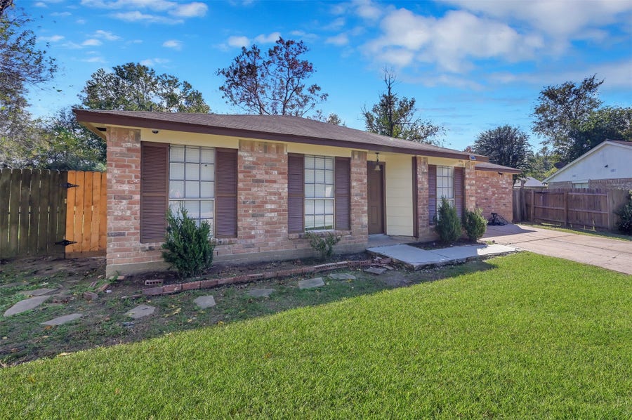Property photo for 1018 Surrey Court, Tomball, TX