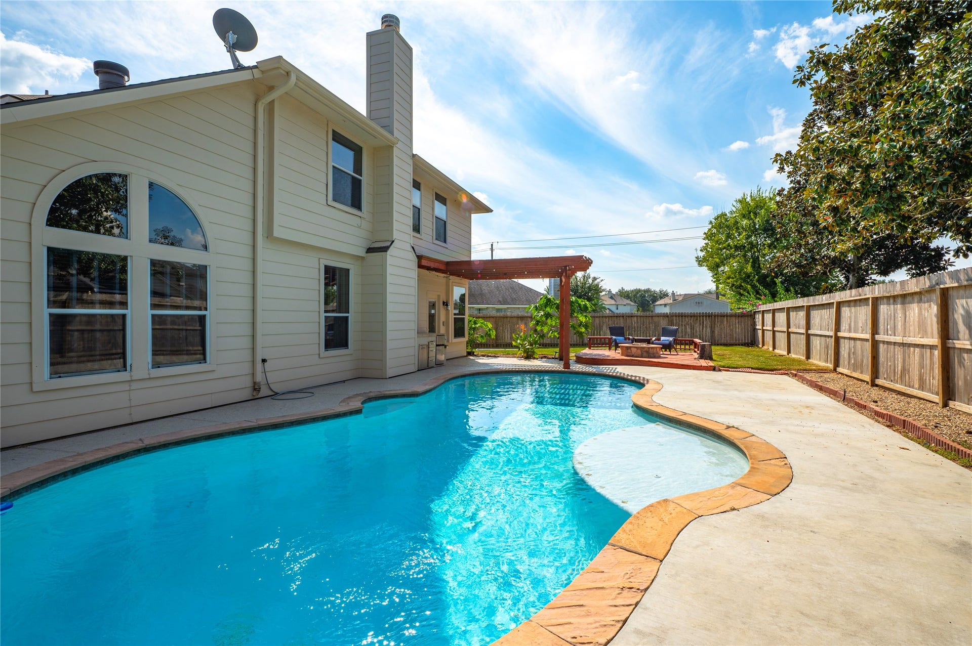 Tanning ledge in pool