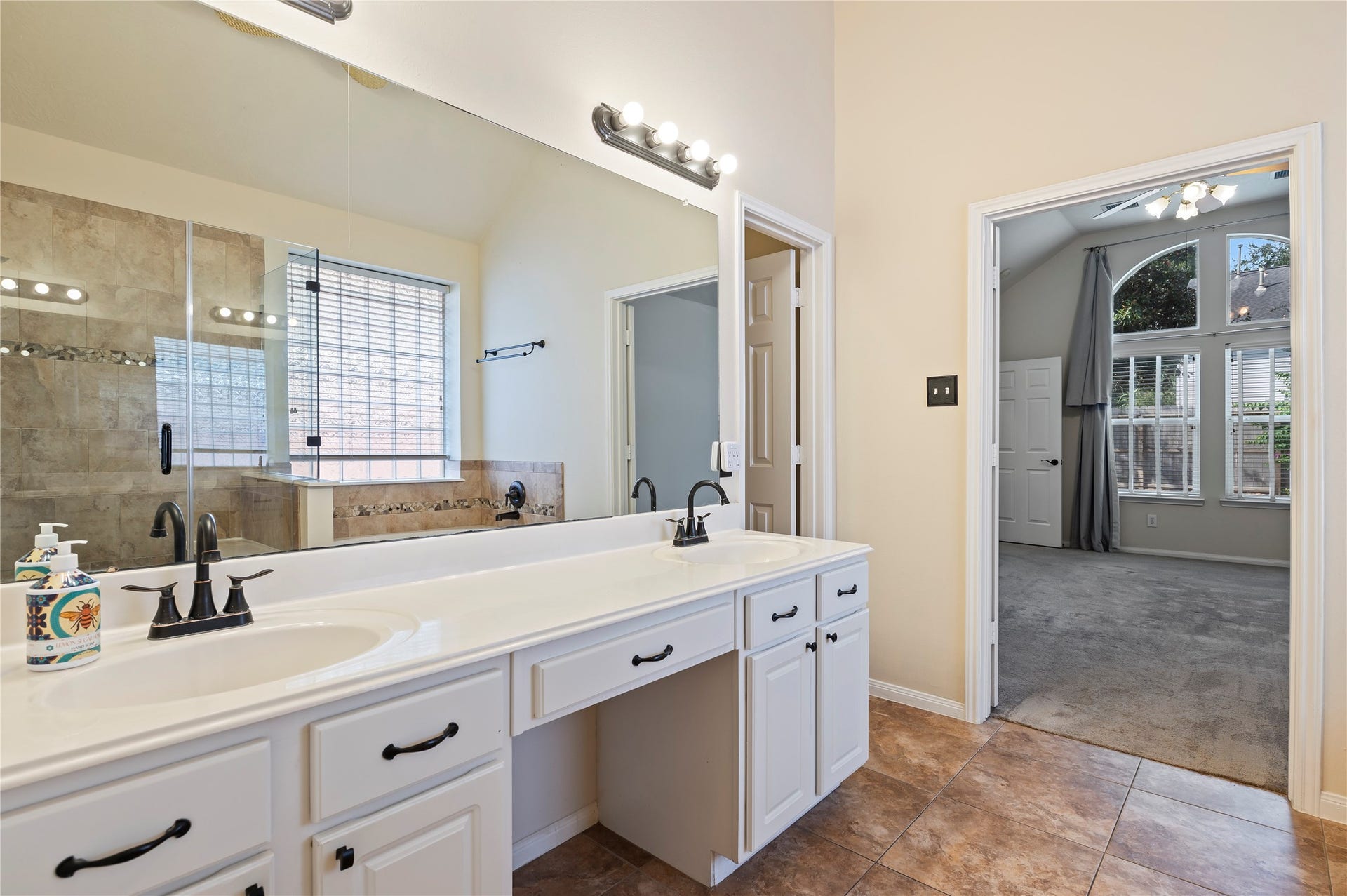 Double sinks and plenty of cabinet space