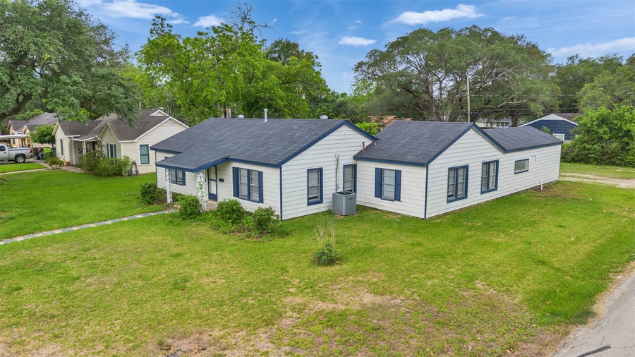 Property photo for 1300 Brazos Street, Rosenberg, TX