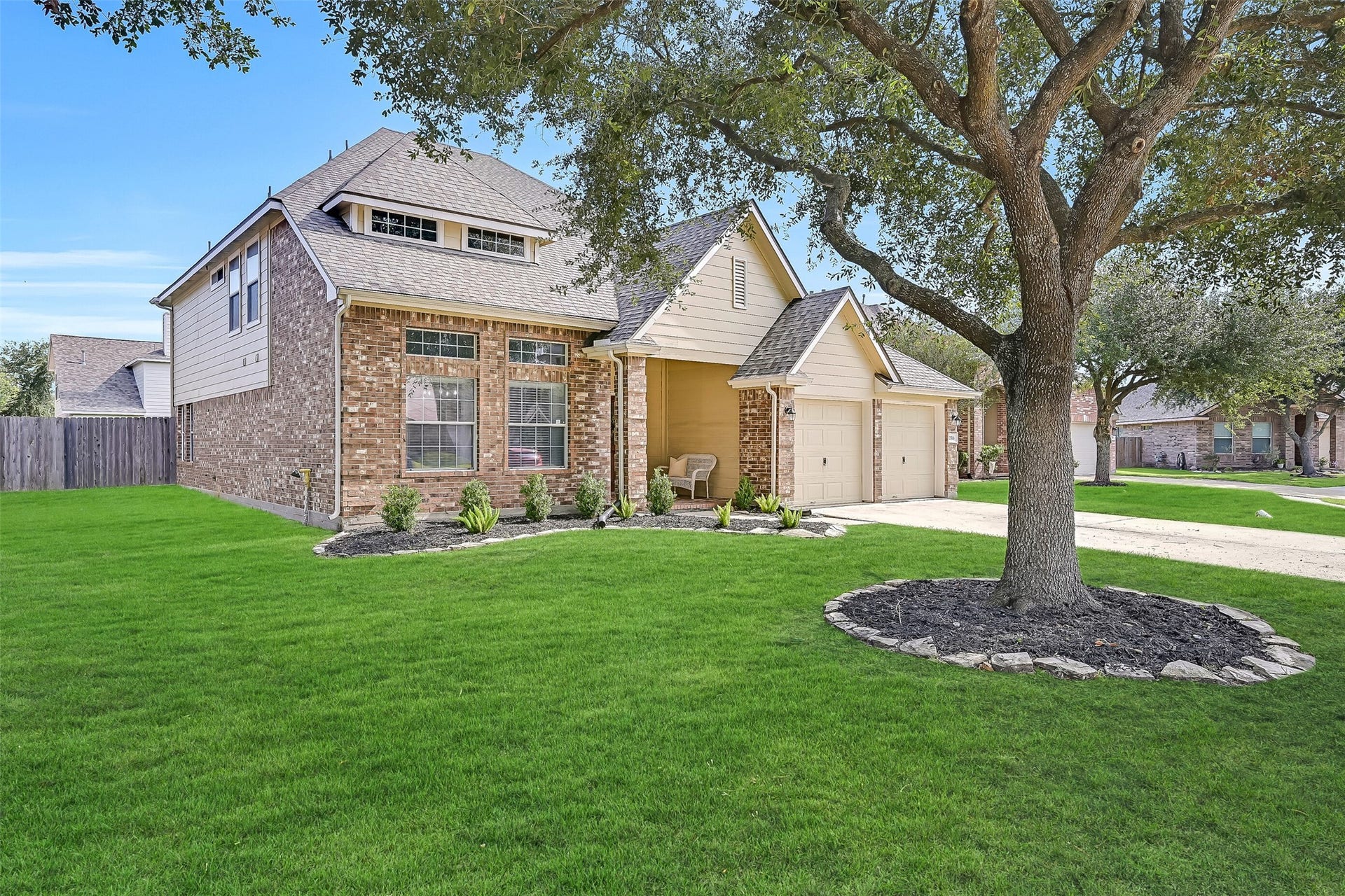 2516 Goldeneye Lane, League City, TX 77573 Welcome to 2516 Goldeneye! Tucked near the end of a quiet Brittany Lakes cul-de-sac, this spacious home offers great curb appeal, a mature shade tree, fresh landscaping, covered brick-paver porch & 2023 roof. The extended 2-car garage includes a workbench, pegboard, shelving & bike storage.
