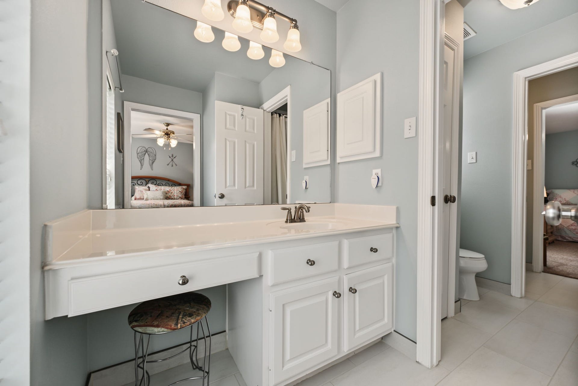 4807 Stonecrop Court, Houston, TX 77345 One side of the Jack & Jill Bathroom