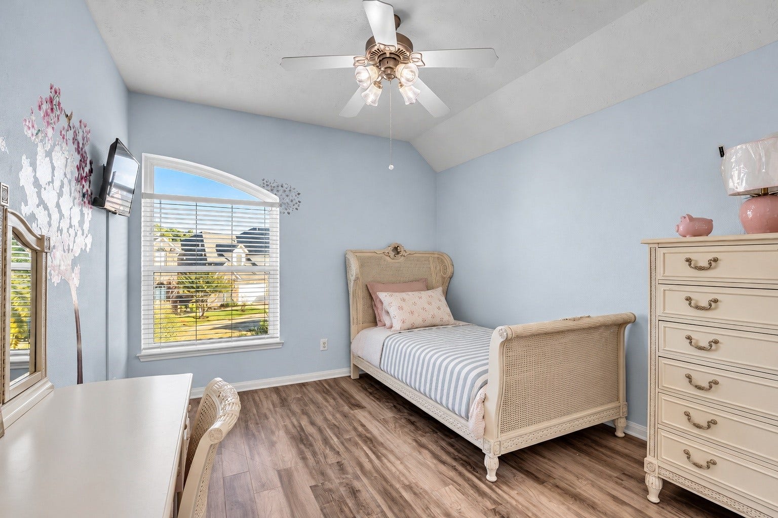 1408 S Friendswood Drive, #1301, Friendswood, TX 77546 The 3rd bedroom offers plenty of space and a bright big window.