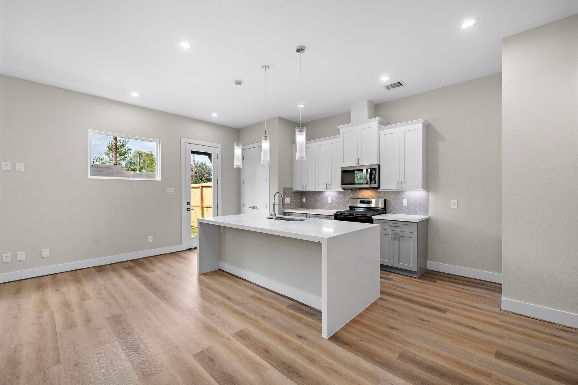 8120 Esther Acres Lane, Houston, TX 77088 8120 Esther Acres Lane, Houston, TX 77088