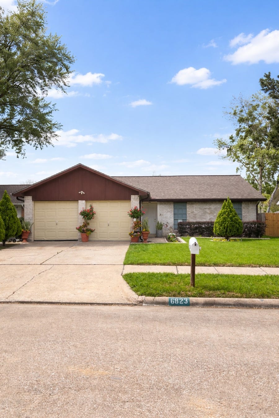 Property photo for 6823 La Violetta Drive, Houston, TX