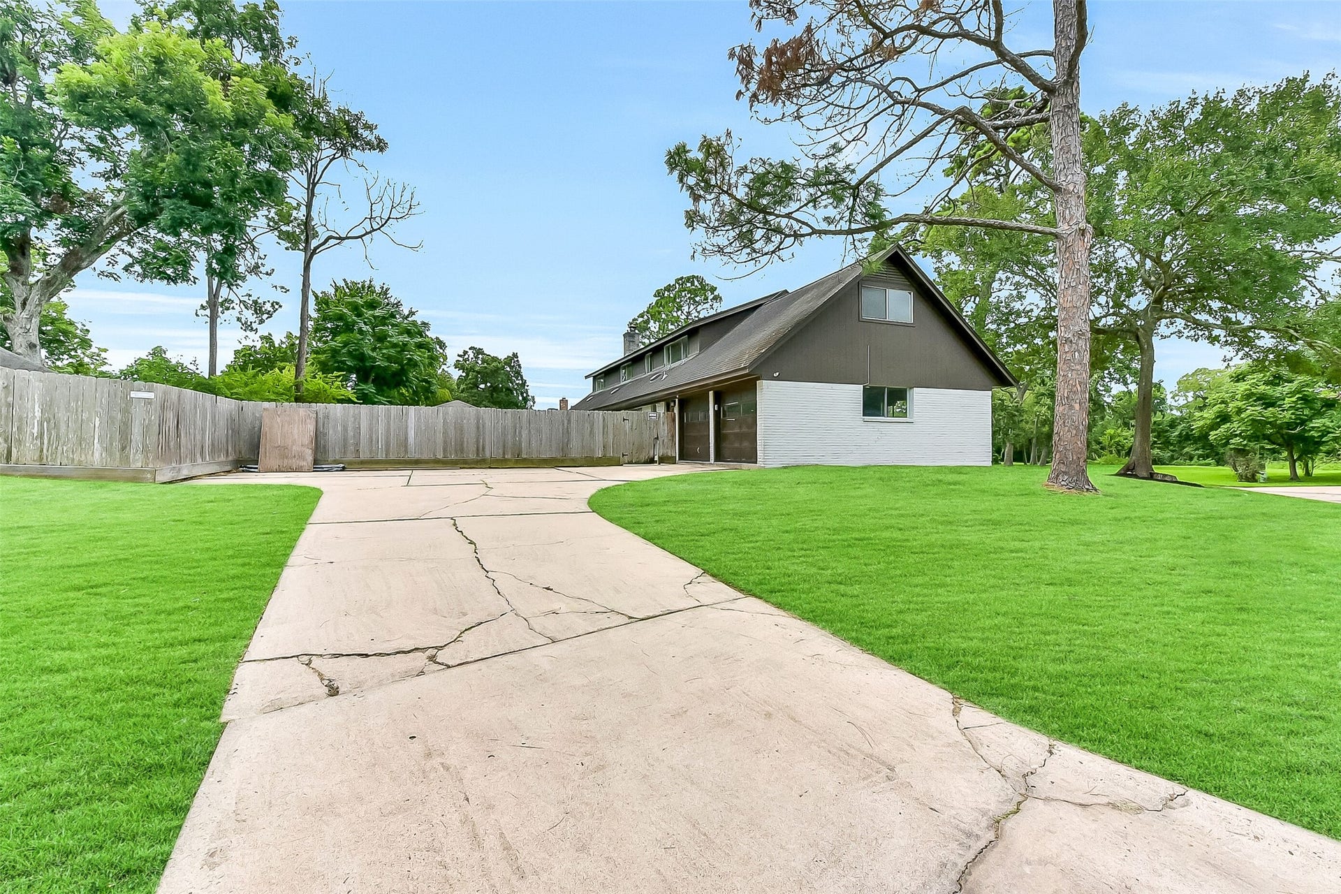 15503 Wandering Trail, Friendswood, TX 77546 The extended driveway with ample parking space leads to the attached garage and fenced backyard. It is accessed from the side of this home on a corner lot.