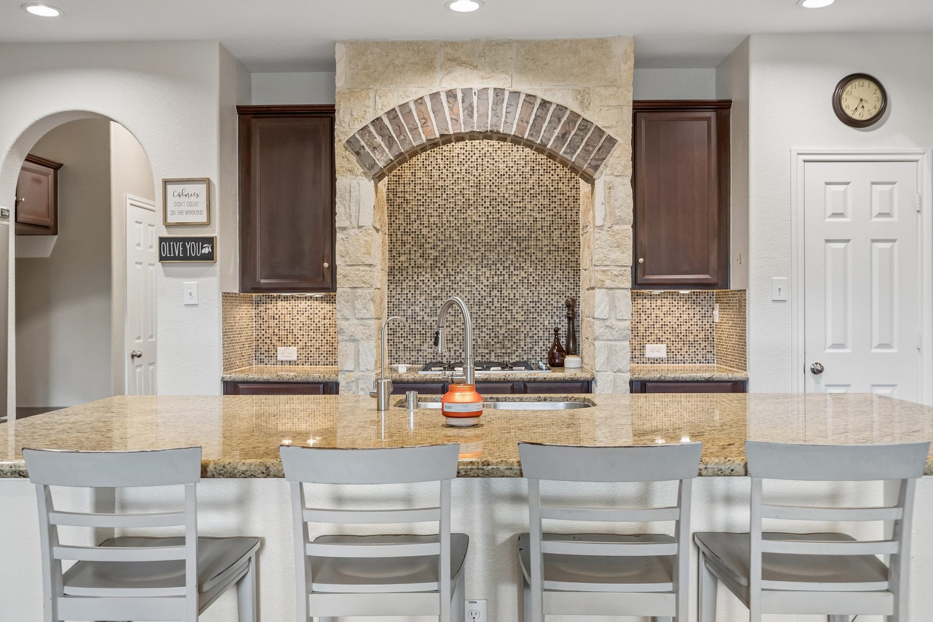 3102 London Lane, Missouri City, TX 77459 The door in the right of the photo is a walk in pantry; the arch leads to a mudroon and garage door entryway.