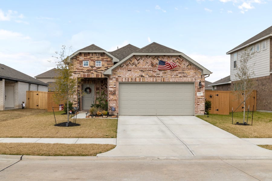 Property photo for 1217 Red Hills Drive, Rosharon, TX