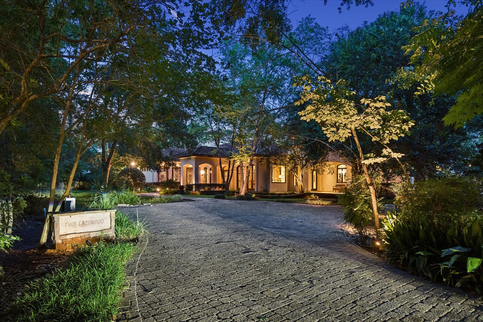 2 Lacewood Lane, Piney Point Village, TX 77024 A private, tree-lined drive sets the tone for this secluded estate, offering a gracious arrival tucked away in an exceptional Piney Point setting.