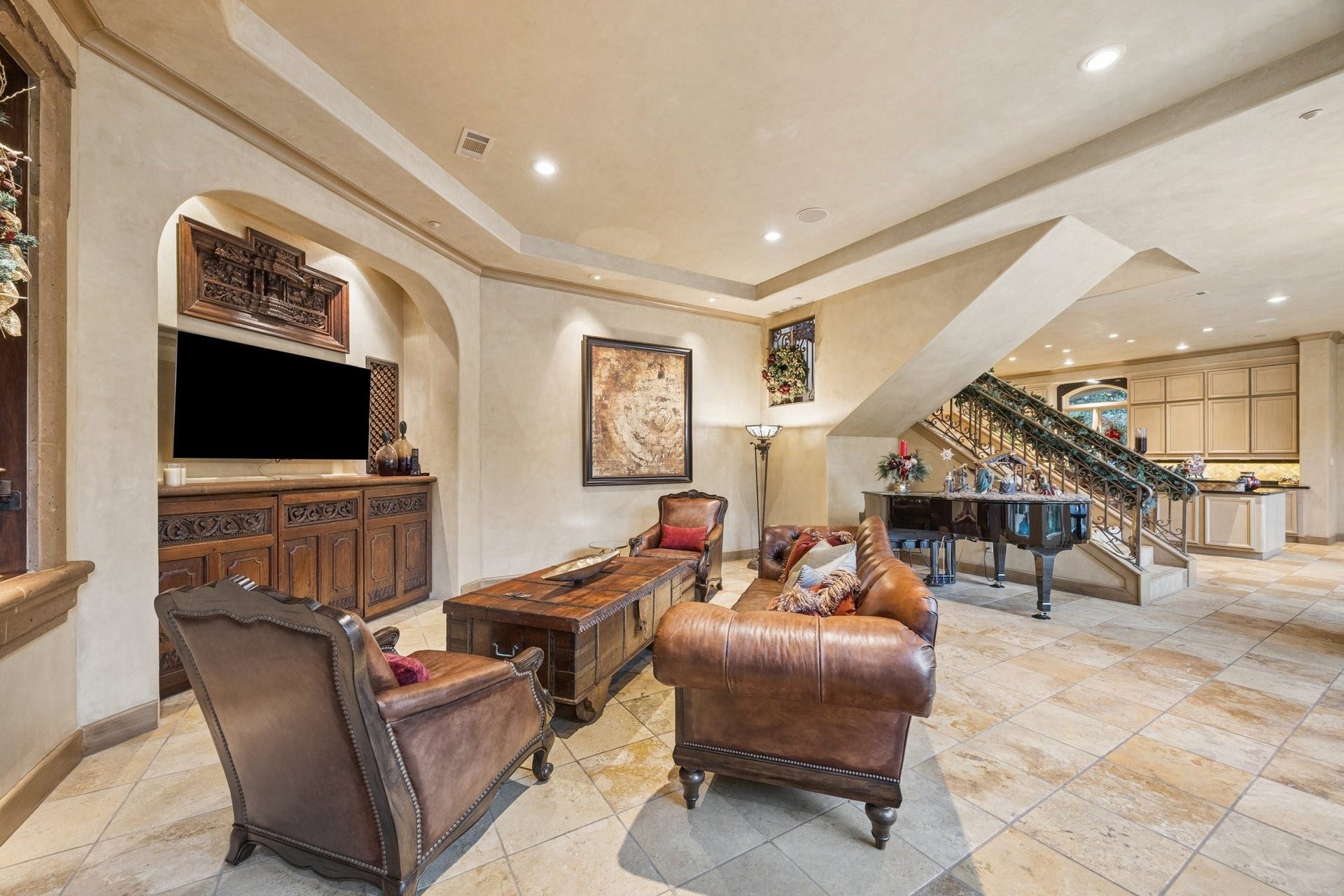 2 Lacewood Lane, Piney Point Village, TX 77024 Comfortable den with open flow to the kitchen and breakfast areas, creating an inviting hub for everyday living.