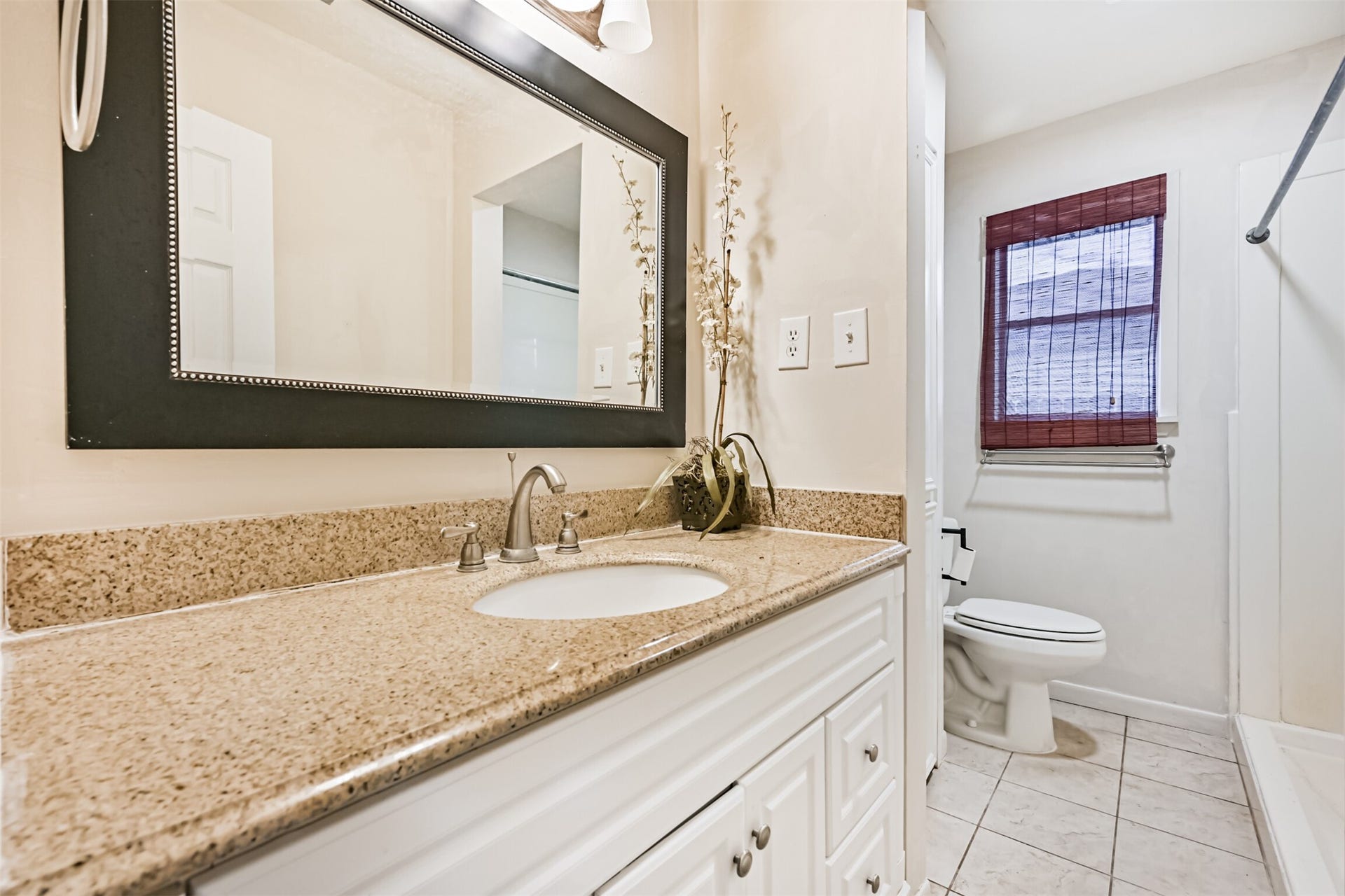 807 Temple Drive, Hitchcock, TX 77563 Primary bathroom
