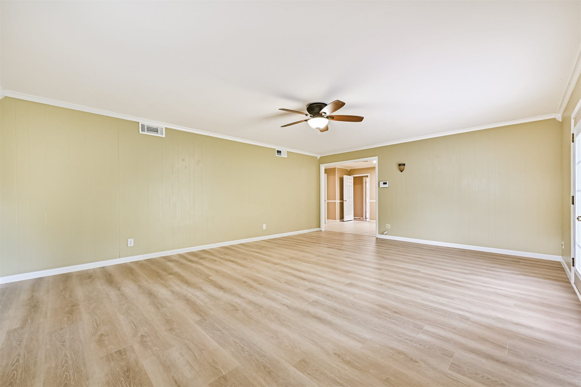 807 Temple Drive, Hitchcock, TX 77563 Living space