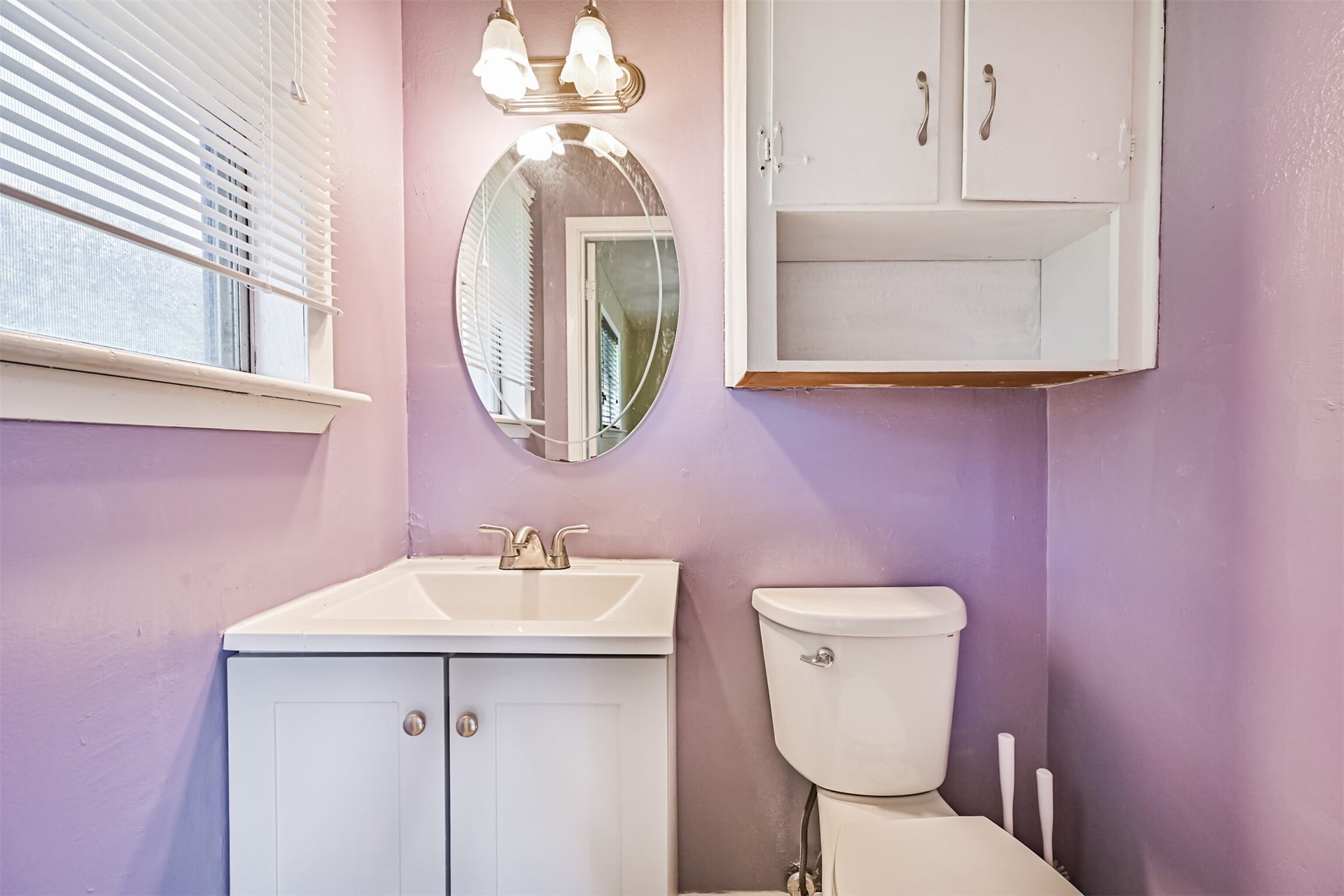807 Temple Drive, Hitchcock, TX 77563 Half bathroom