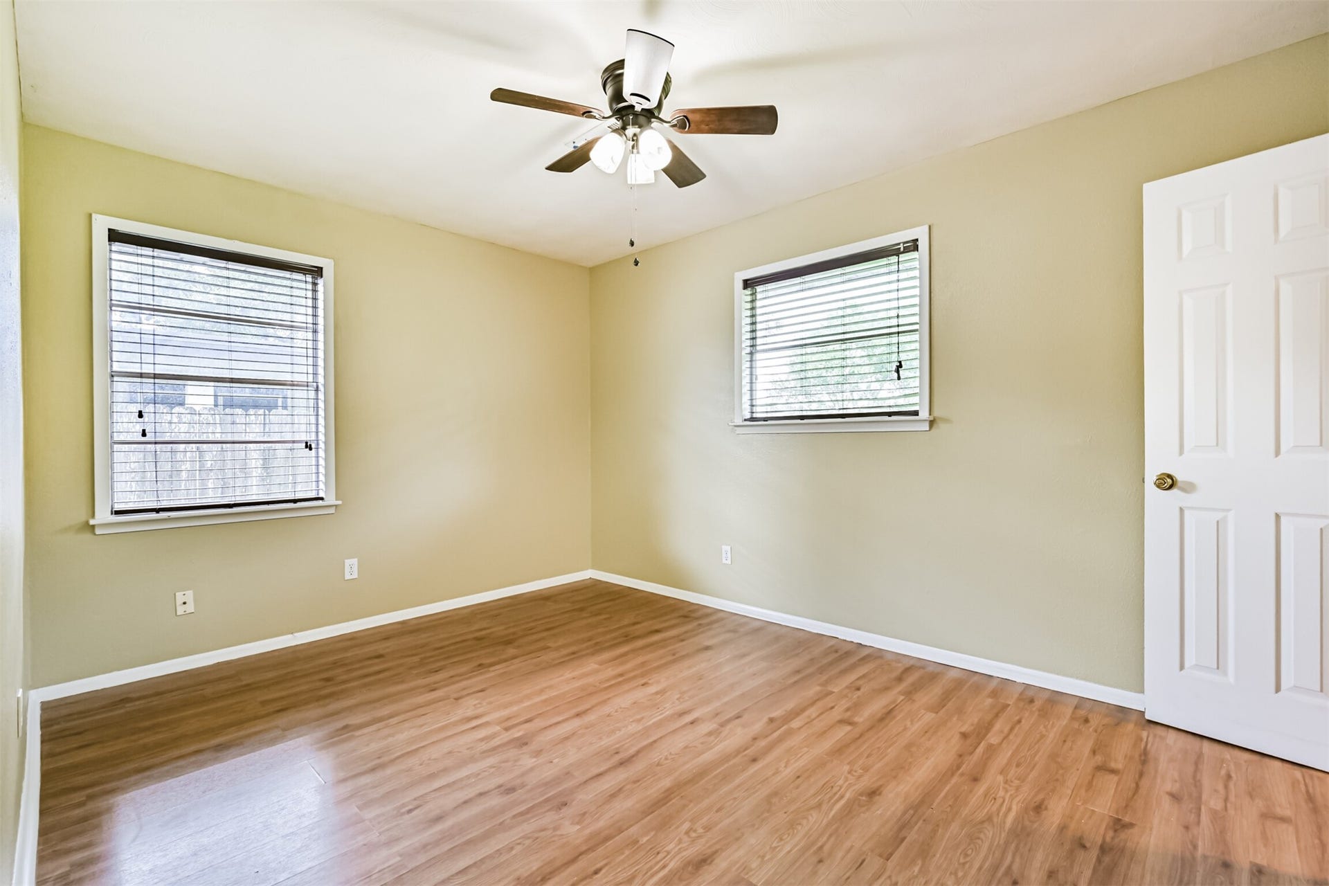 807 Temple Drive, Hitchcock, TX 77563 Primary bedroom