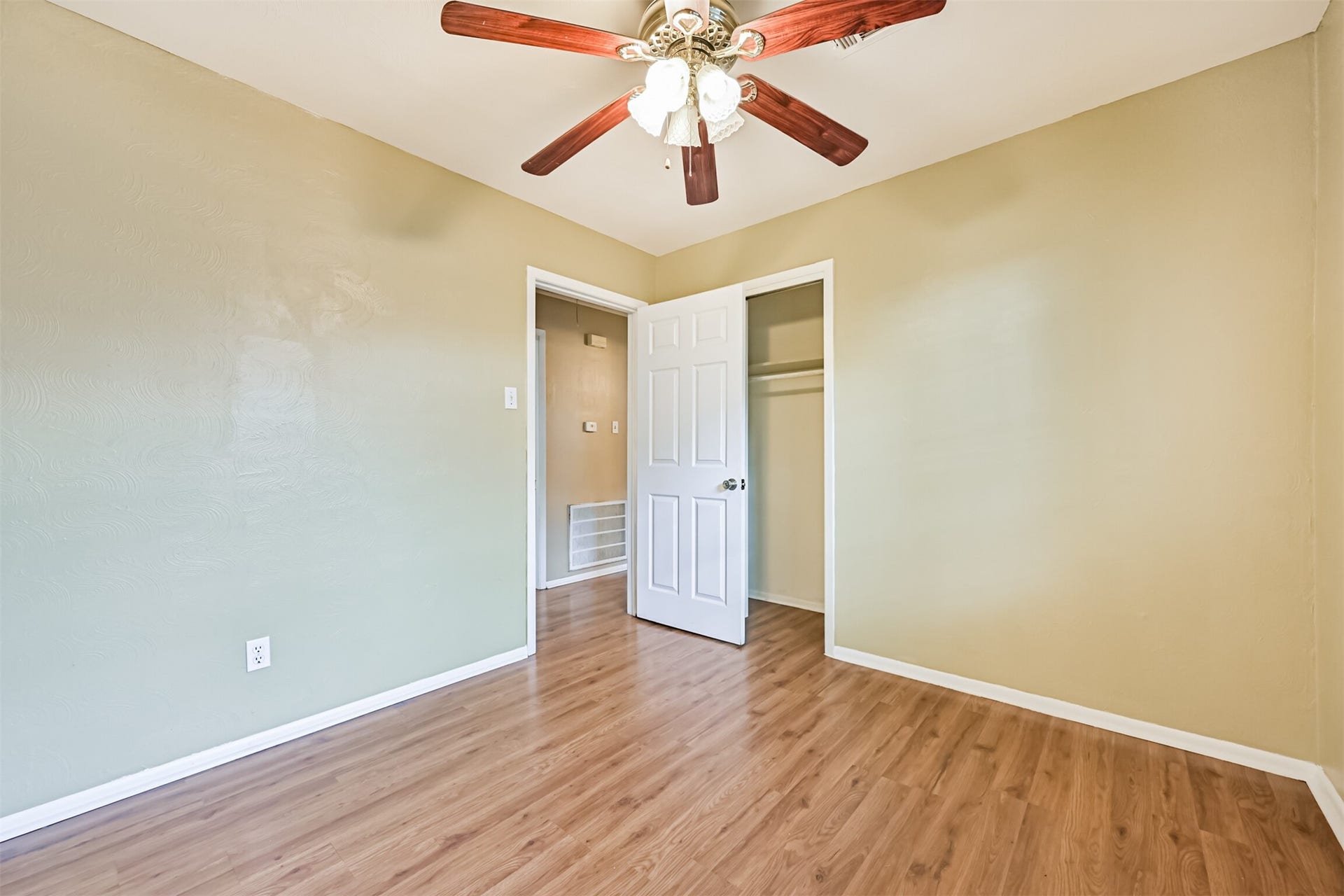 807 Temple Drive, Hitchcock, TX 77563 Primary