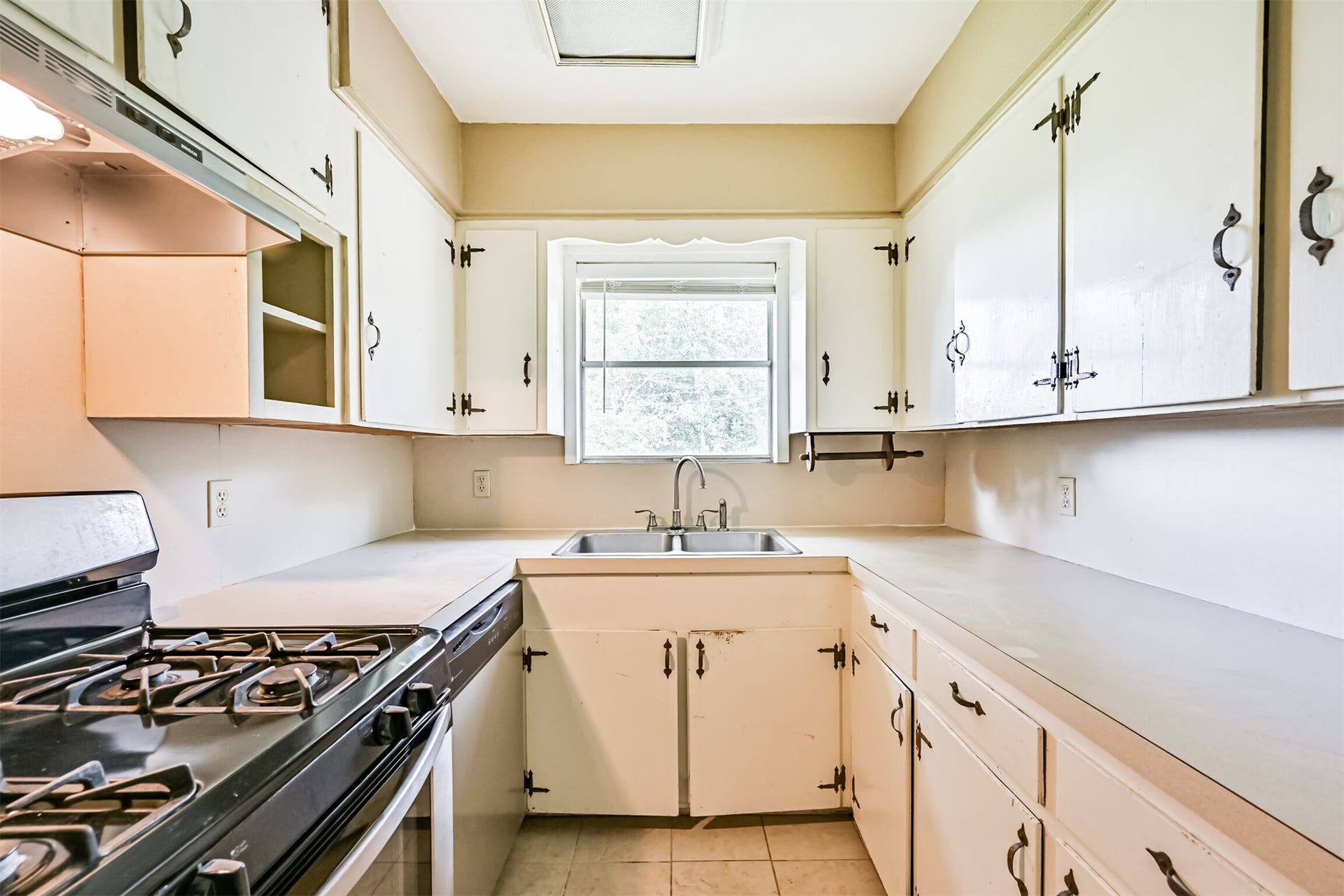 807 Temple Drive, Hitchcock, TX 77563 Kitchen