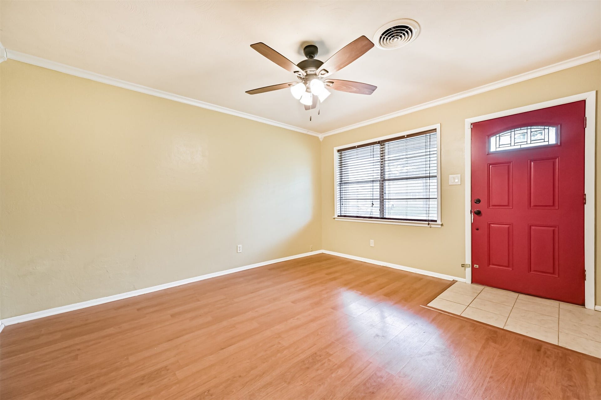 807 Temple Drive, Hitchcock, TX 77563 Living space