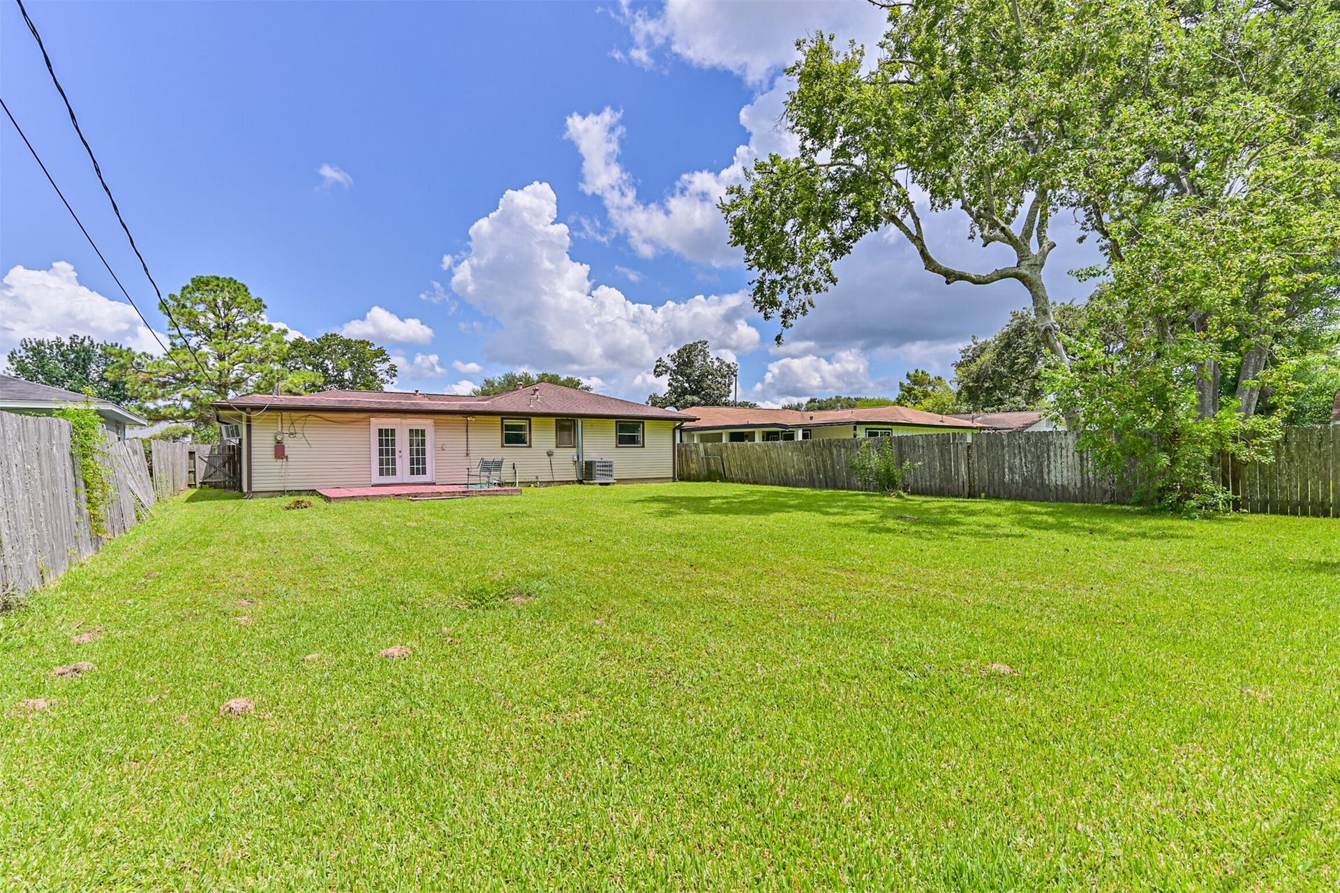 807 Temple Drive, Hitchcock, TX 77563 Large backyard