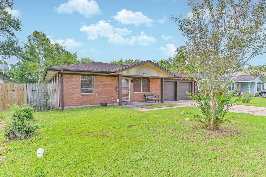Property photo for 807 Temple Drive, Hitchcock, TX