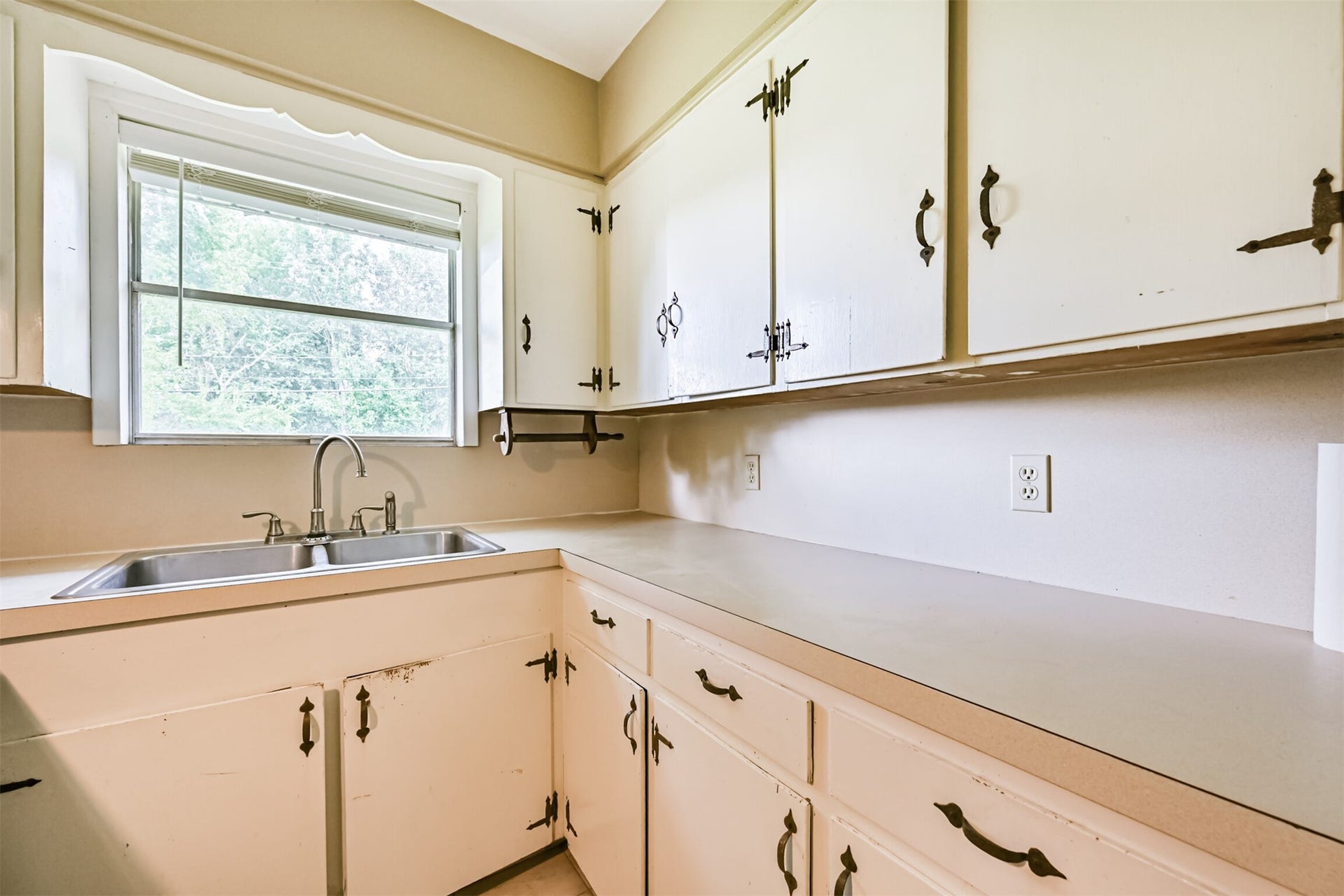 807 Temple Drive, Hitchcock, TX 77563 Counter space in kitchen