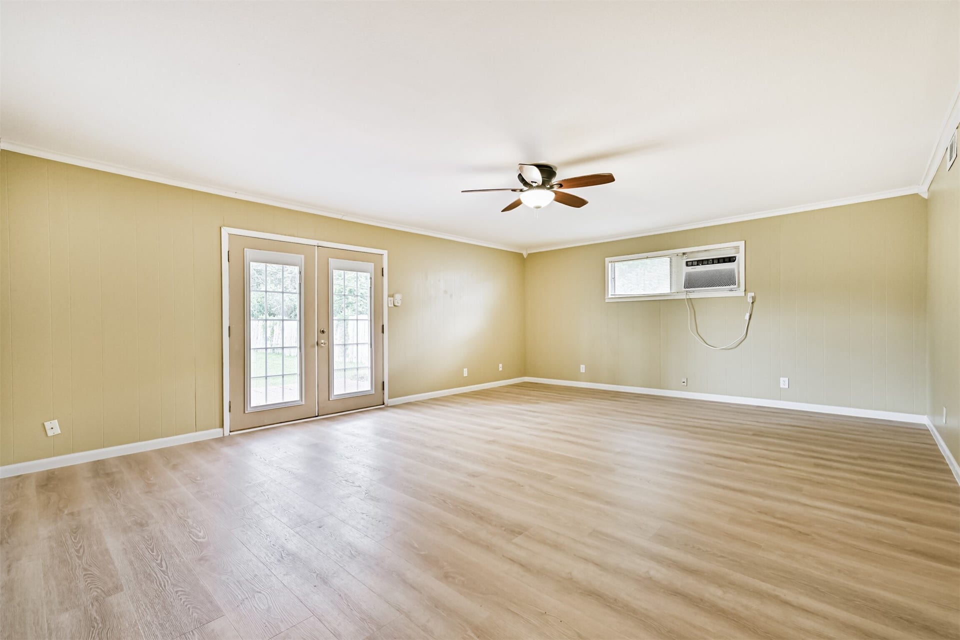 807 Temple Drive, Hitchcock, TX 77563 Living spcae
