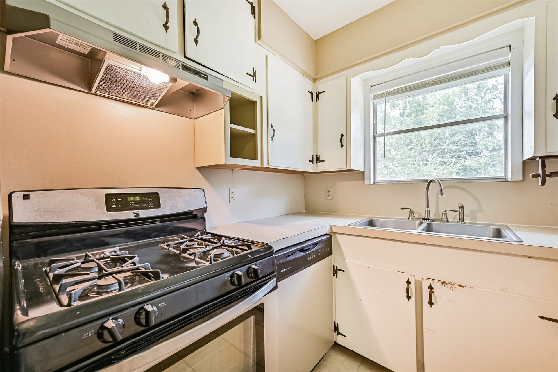807 Temple Drive, Hitchcock, TX 77563 Kitchen