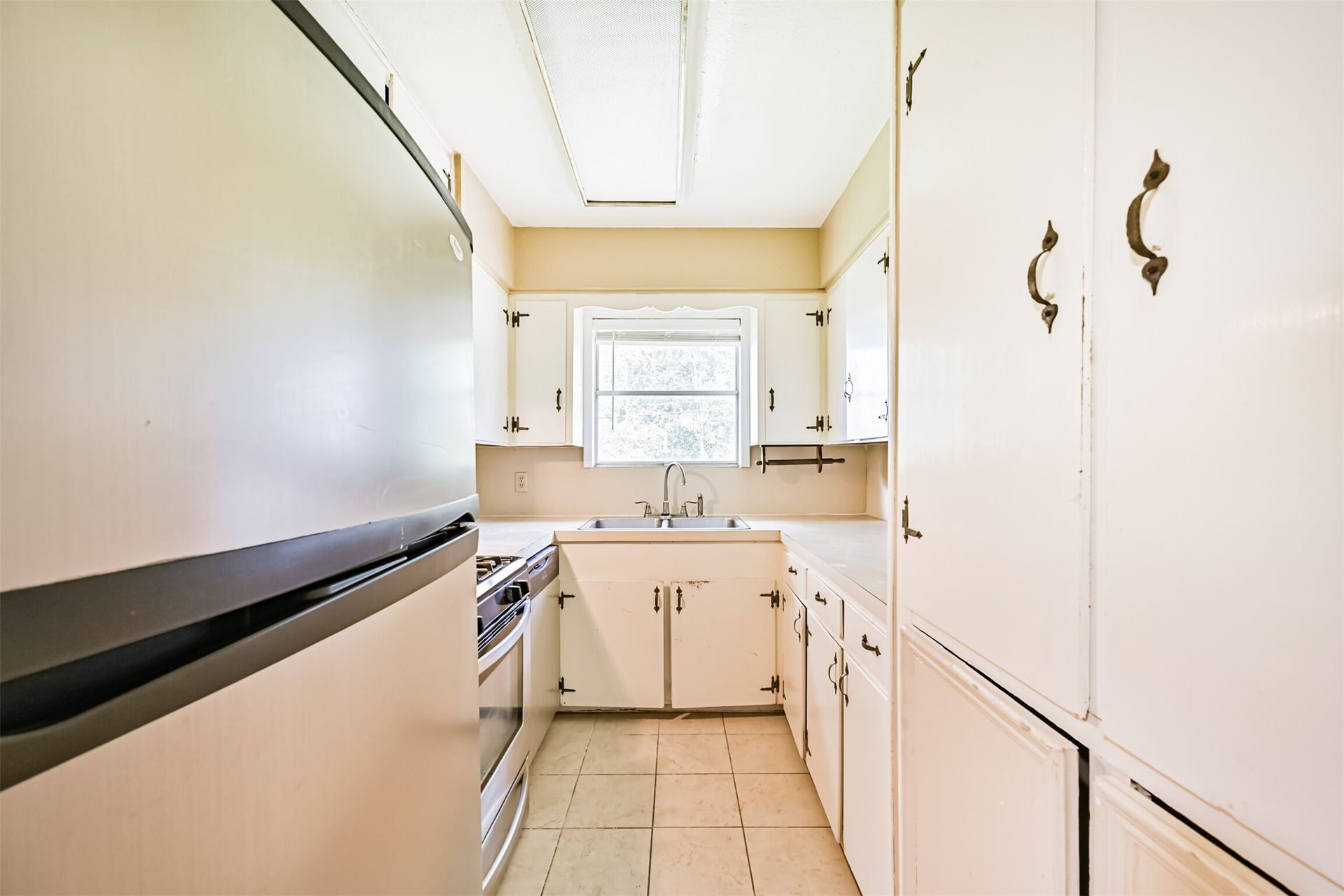 807 Temple Drive, Hitchcock, TX 77563 Kitchen