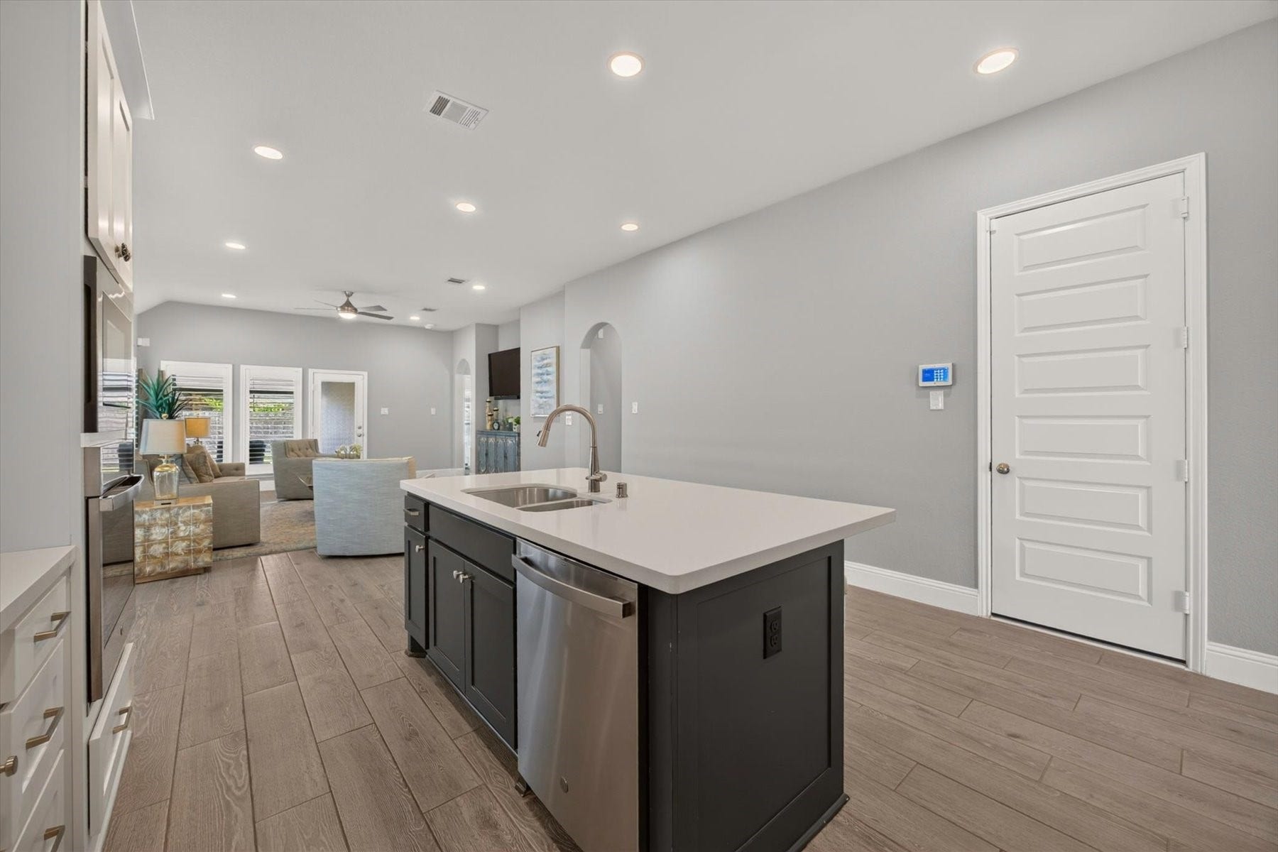 23026 Needlegrass Road, Katy, TX 77493 Bright kitchen opens effortlessly to the family room for easy entertaining.