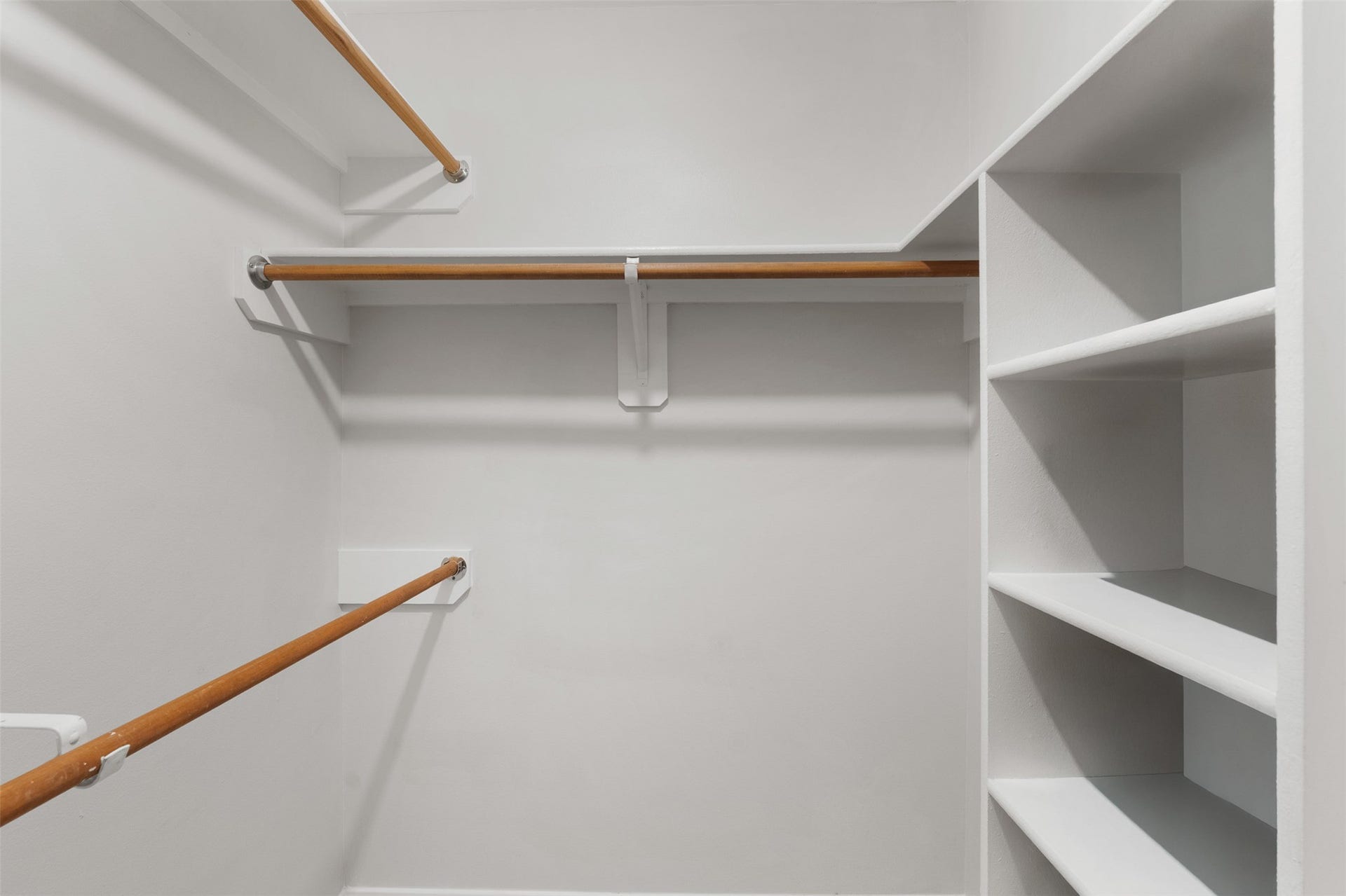 1118 Wentworth Drive, Pearland, TX 77584 Multi-level wooden hanging rods and built-in shelving maximize organization in this spacious walk-in closet. Fresh interior paint and built-in shelving offer plenty of functional storage space.