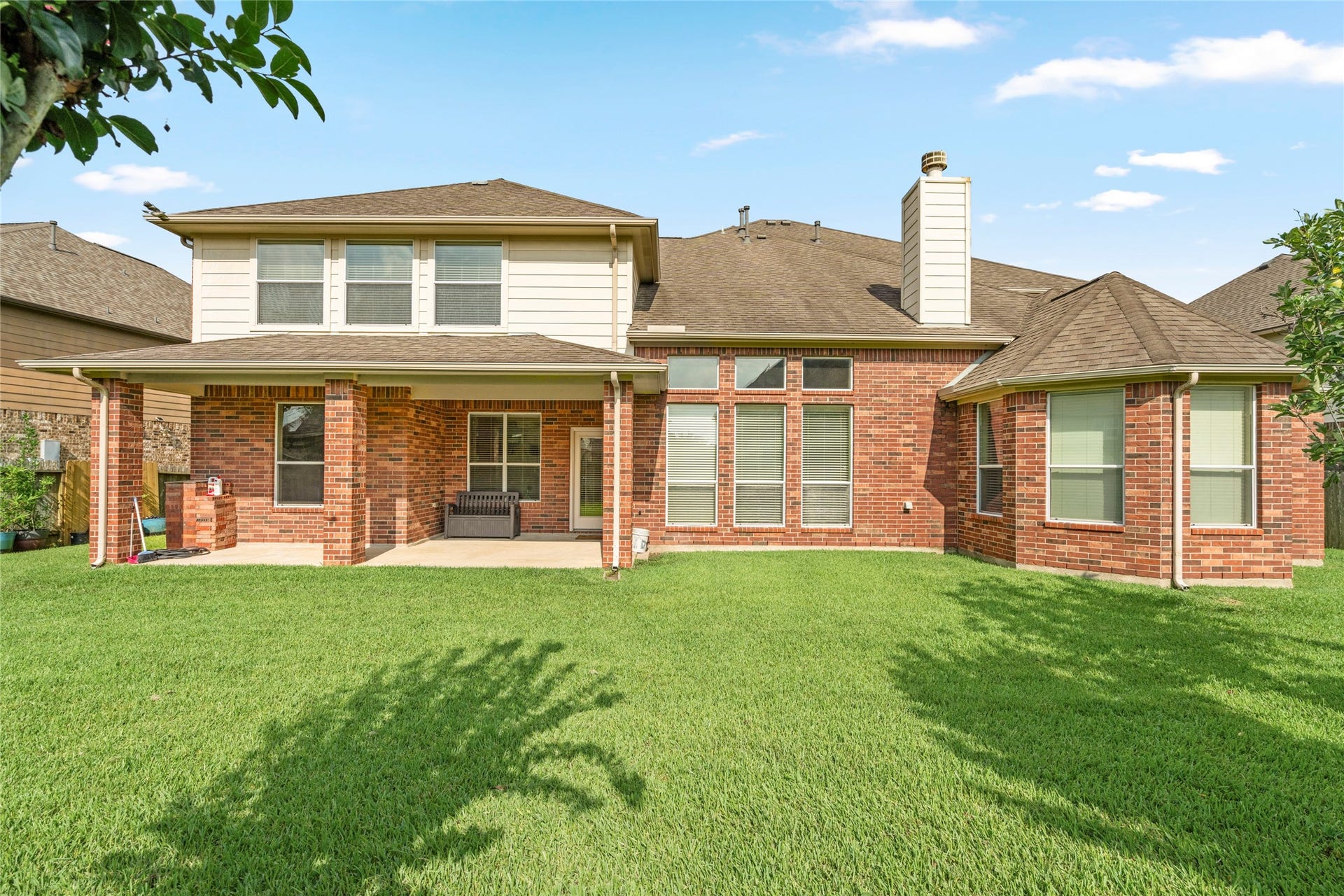 5307 Amber Sky Lane, Rosharon, TX 77583 An exceptional outdoor canvas awaits, with sprawling green space and mature trees offering both beauty and privacy for the next homeowner.