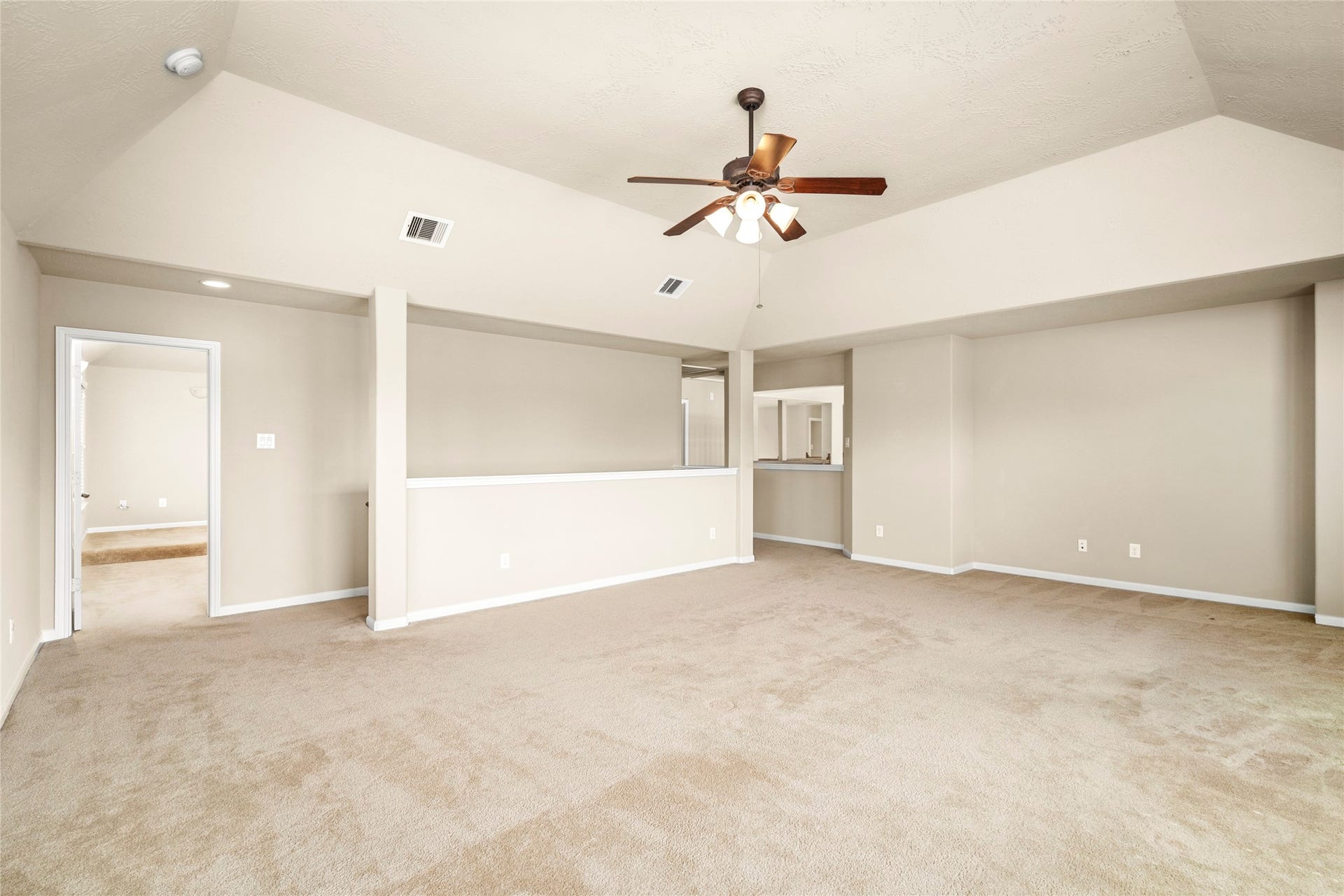 5307 Amber Sky Lane, Rosharon, TX 77583 Generously proportioned and full of natural light, this versatile game room offers limitless possibilities, from movie nights to a private play space.