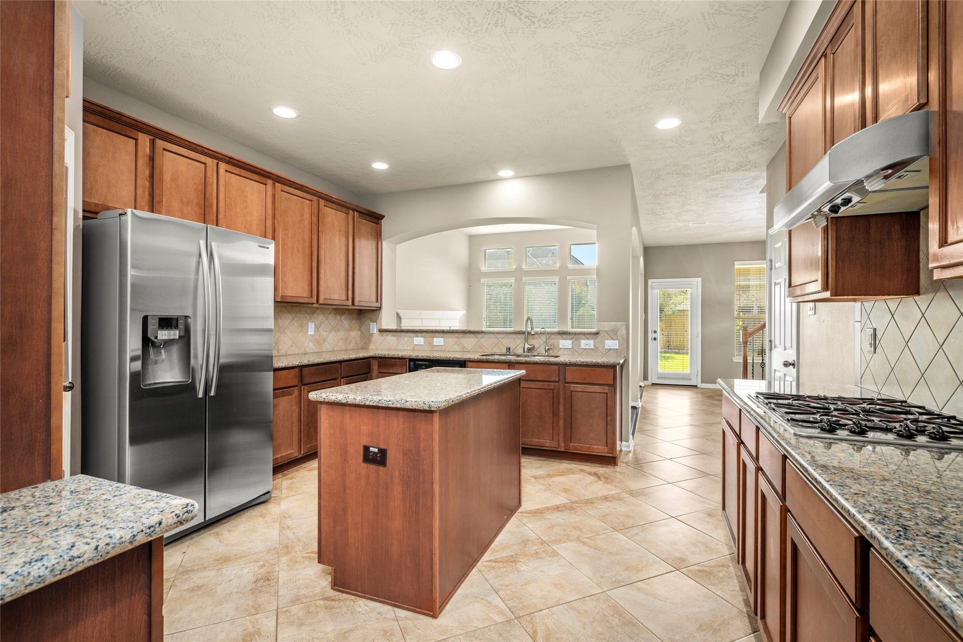 5307 Amber Sky Lane, Rosharon, TX 77583 Abundant cabinetry, gleaming granite surfaces, and stainless appliances come together in this beautifully appointed kitchen, ready to inspire countless gatherings and gourmet meals.