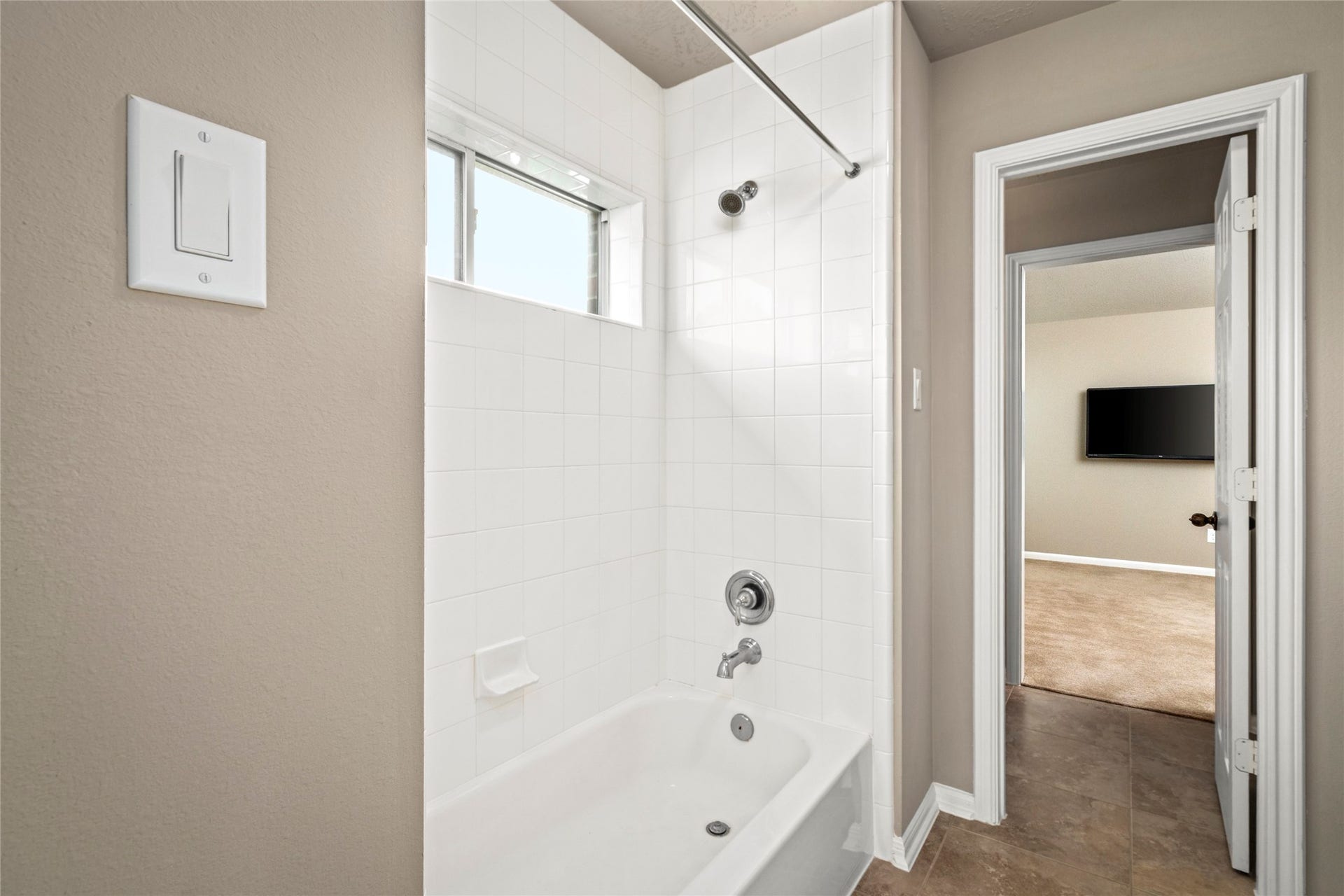 5307 Amber Sky Lane, Rosharon, TX 77583 A well-appointed secondary bath features a tub/shower combo and tile flooring, completing this thoughtfully designed upstairs layout.