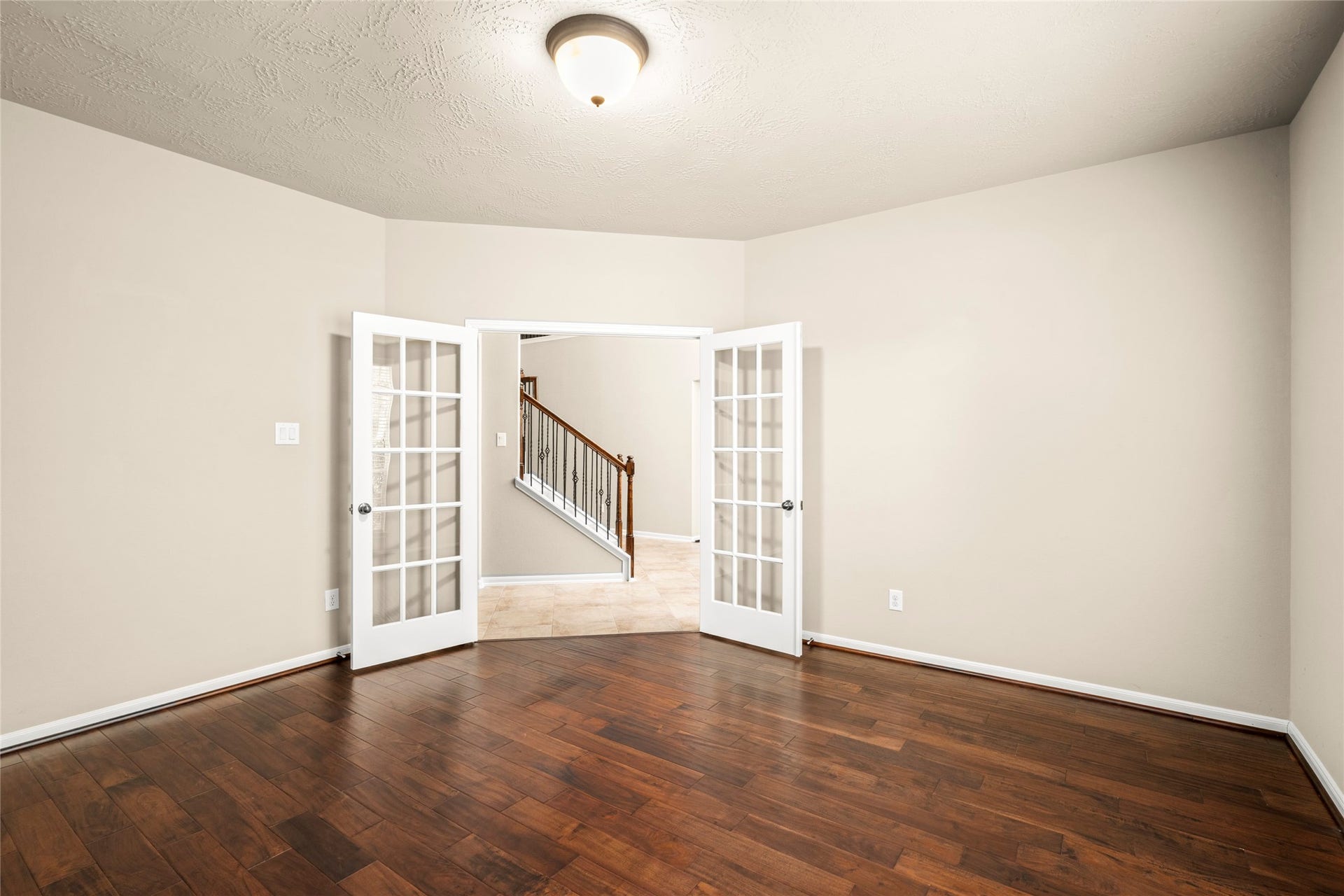 5307 Amber Sky Lane, Rosharon, TX 77583 Generous in scale and bright throughout, this homeoffice boasts gleaming wood floors, French doors, and a view to the staircase beyon. A versatile space ready for your vision.