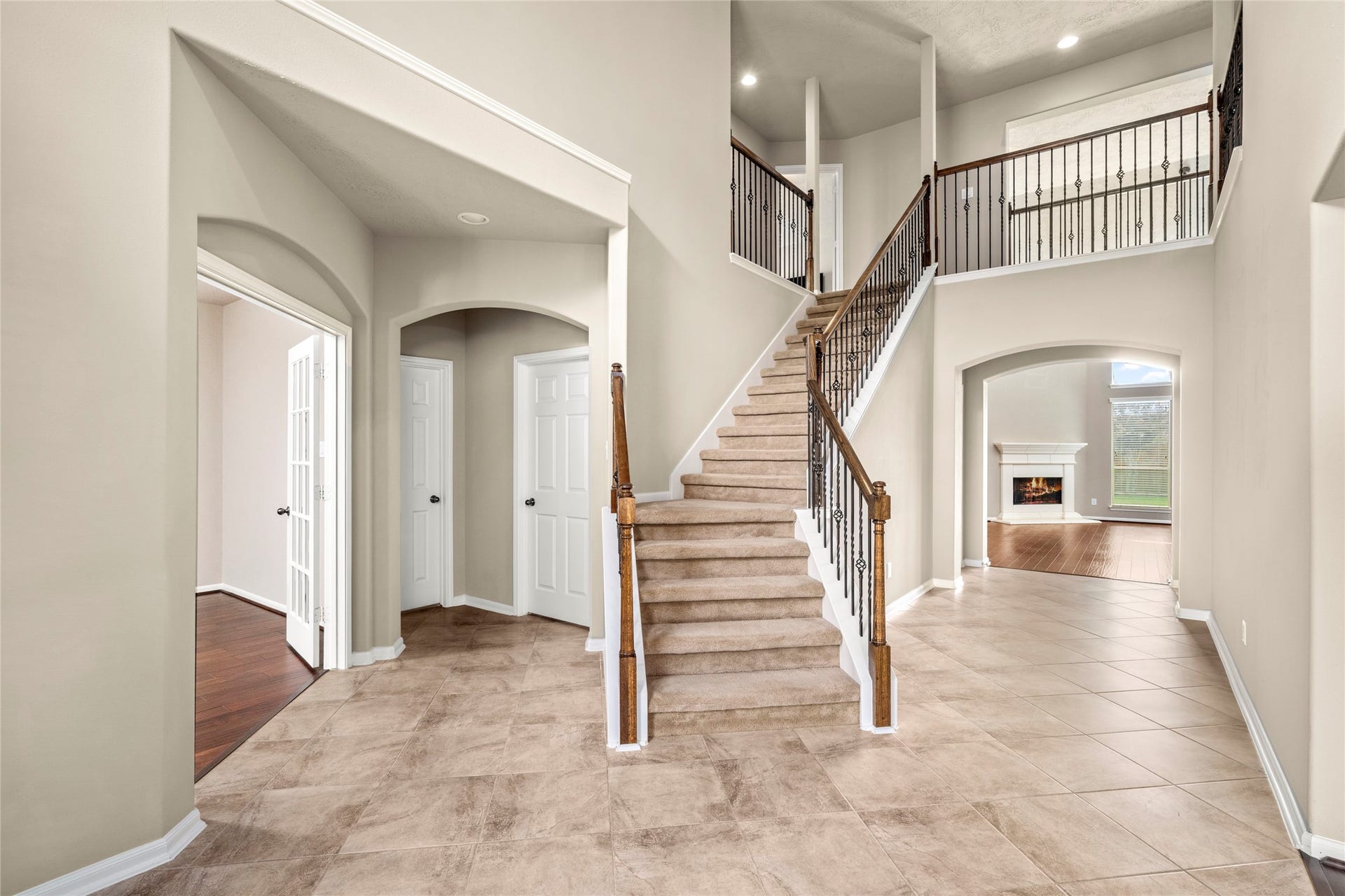 5307 Amber Sky Lane, Rosharon, TX 77583 From the moment you enter, the home unfolds beautifully a refined home office to the left and an inviting living room straight ahead, all connected by an effortless, open-concept flow.