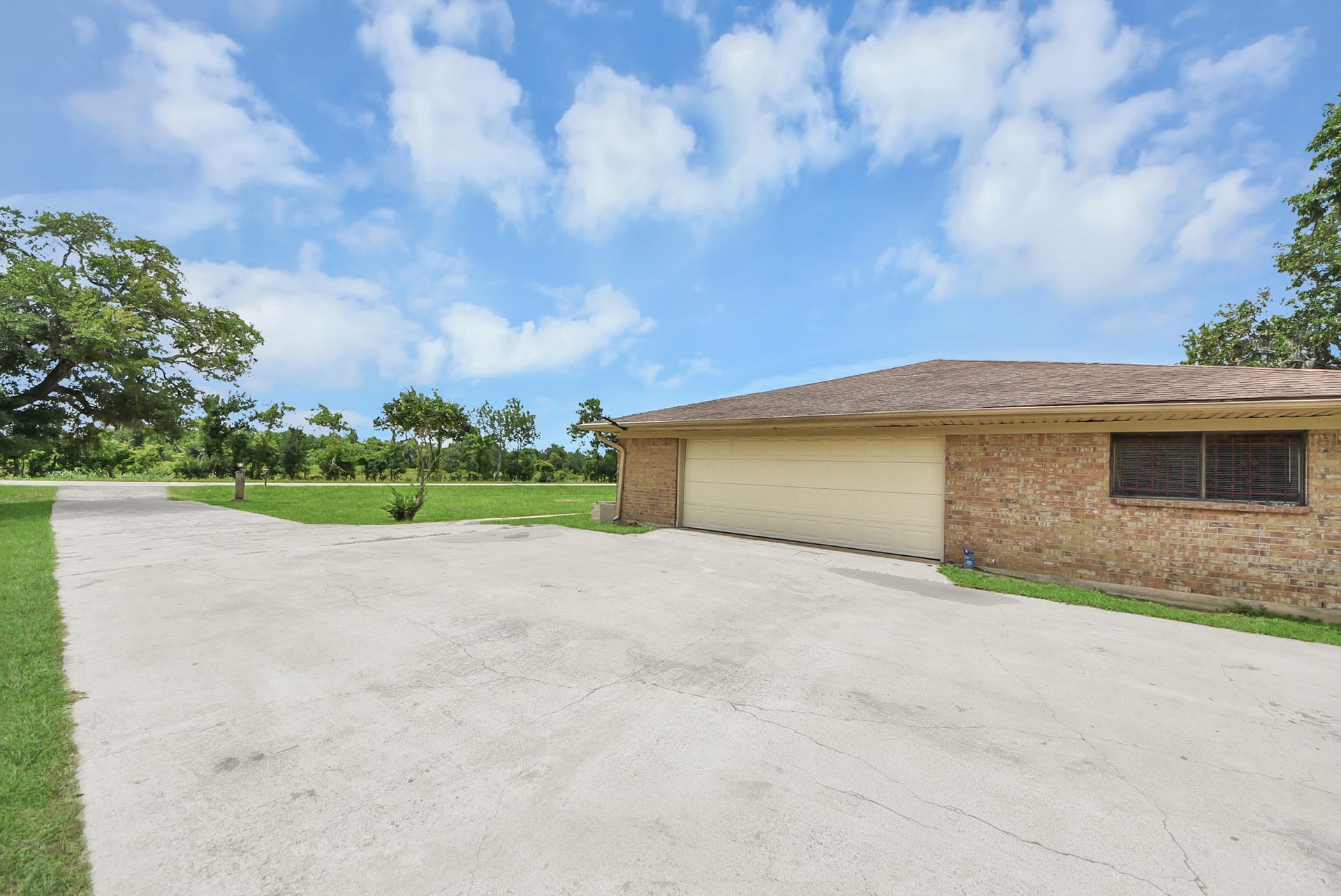 5241 County Road 819, Brazoria, TX 77422 Whether used for parking, storage, or as a personal workspace, this garage with its large driveway is designed for both functionality and style.