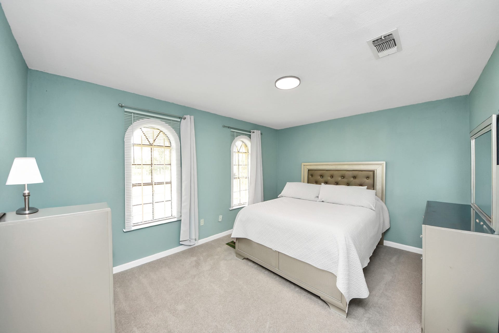 5241 County Road 819, Brazoria, TX 77422 Whether transforming this bedroom into a stylish guest suite, a dedicated home office, or an inspiring creative space, the arched windows will frame perfectly your decorative skills. (BEDROOM 3)