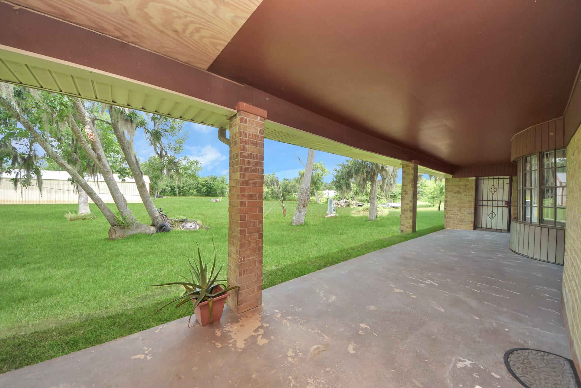 5241 County Road 819, Brazoria, TX 77422 Gather the family in this spacious patio, with enough space for your precious decorative skills and joyful evenings.