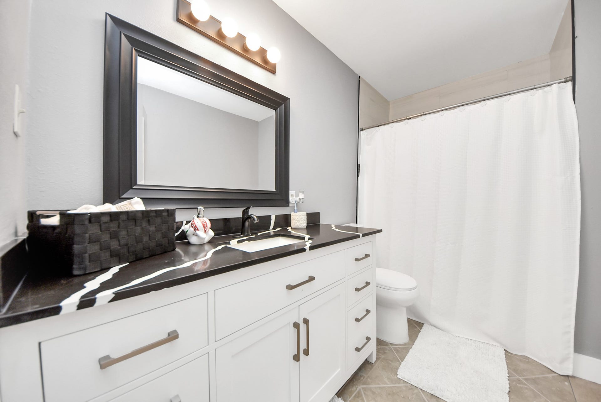 5241 County Road 819, Brazoria, TX 77422 Another secondary full bathroom here, with shower/tub combo and bright lighting enhancing the space (BATHROOM #2)