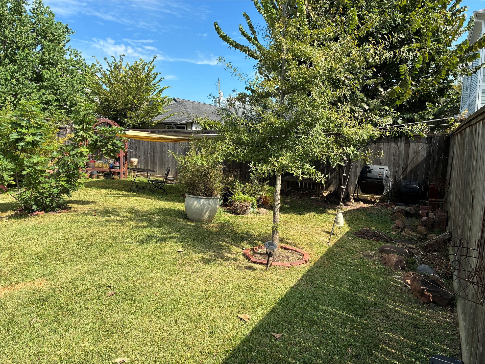 808 Dorothy Street, Houston, TX 77007 Recently installed 6 privacy fence in backyard.