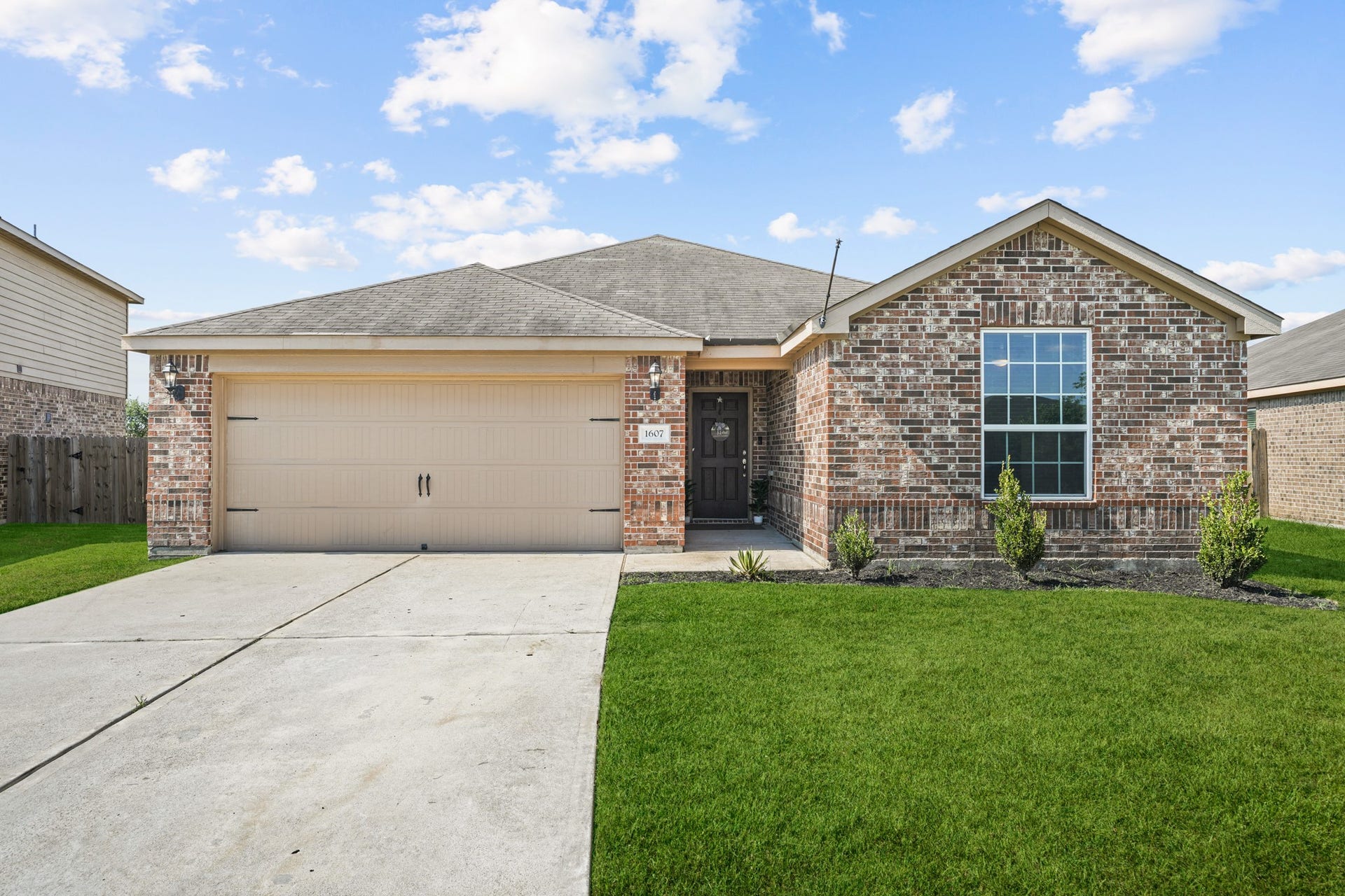 1607 Yellow Stone Drive, Iowa Colony, TX 77583 Welcome to 1607 Yellow Stone!
*Grass digitally enhanced