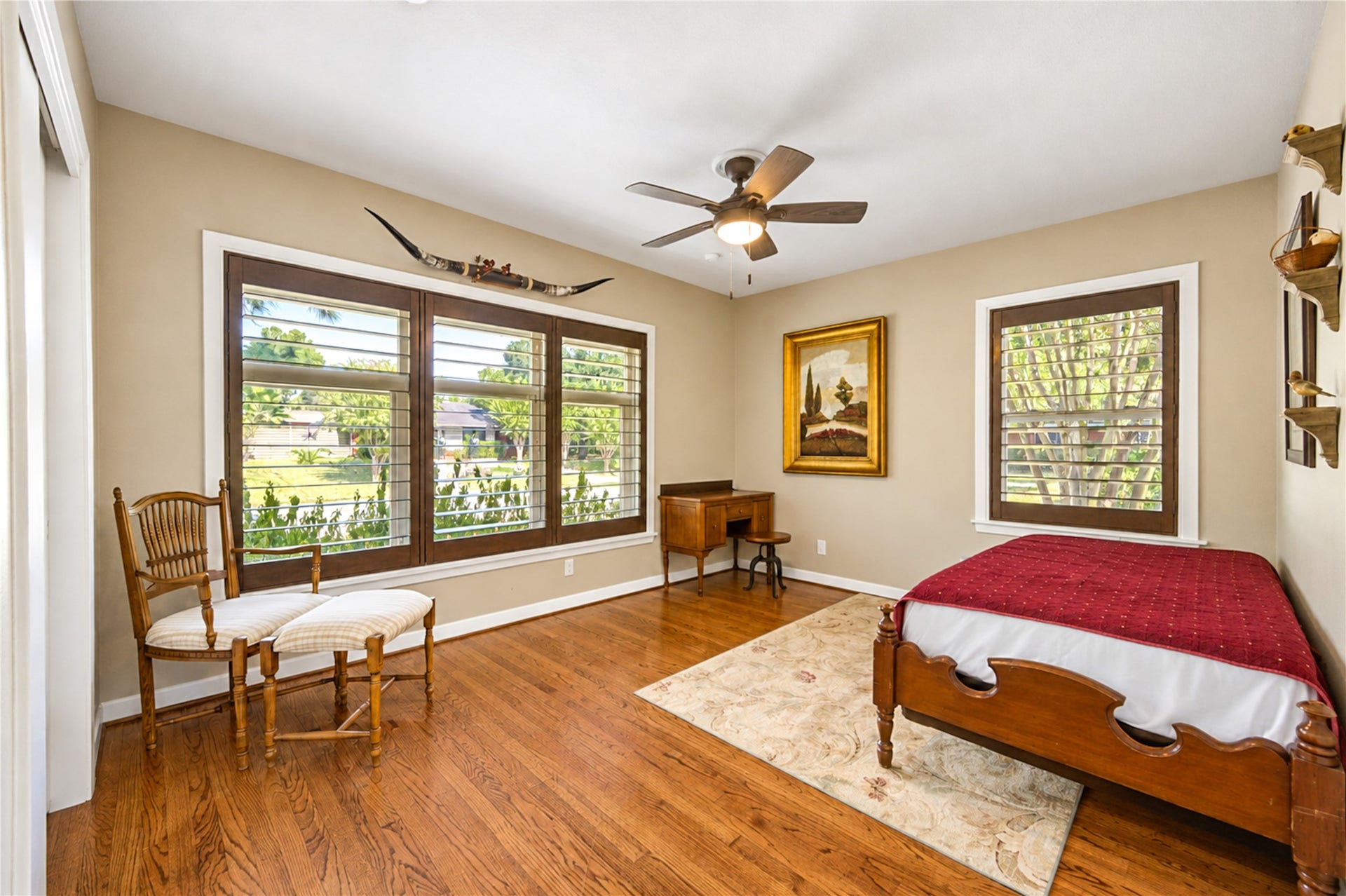 6211 Grovewood Lane, Houston, TX 77008 Expansive windows overlook the sparkling pool, bringing natural light and beautiful backyard views into the breakfast area.