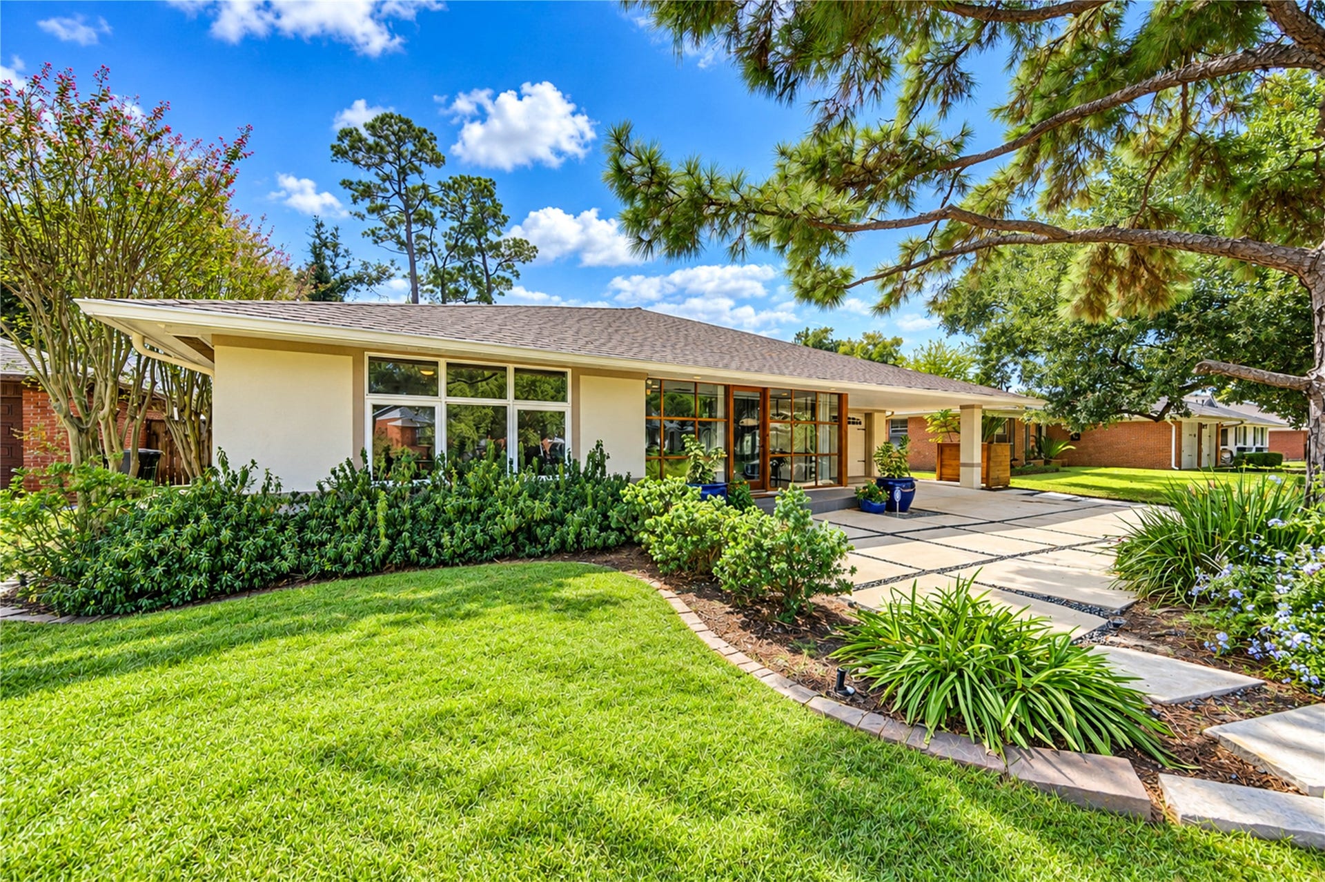 6211 Grovewood Lane, Houston, TX 77008 Clean mid-century lines, expansive wood-framed windows and mature landscaping give this single-story home its distinctive architectural character.