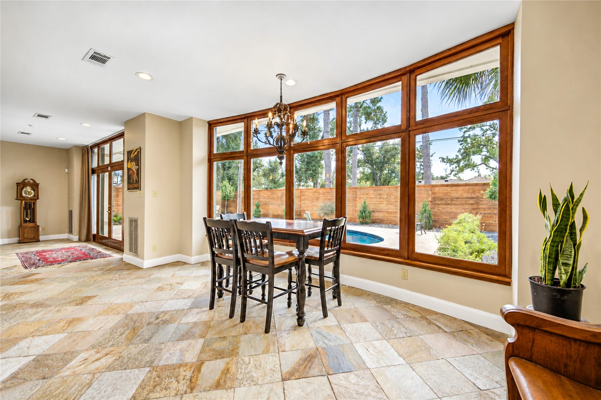 6211 Grovewood Lane, Houston, TX 77008 A bay of wood-framed windows fills the dining area with natural light and frames views of the yard.