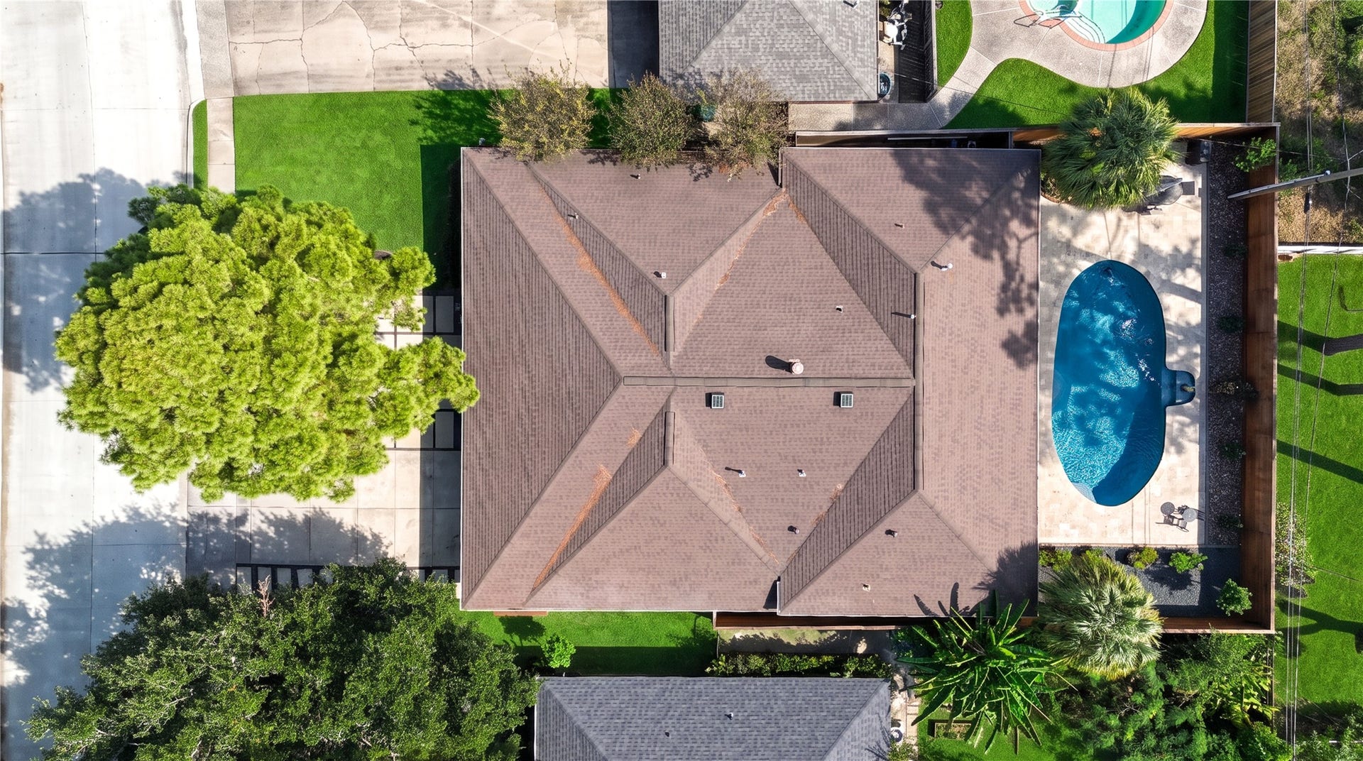 6211 Grovewood Lane, Houston, TX 77008 A top-down aerial view shows the home's footprint, the pool and the fenced rear yard on its established lot.