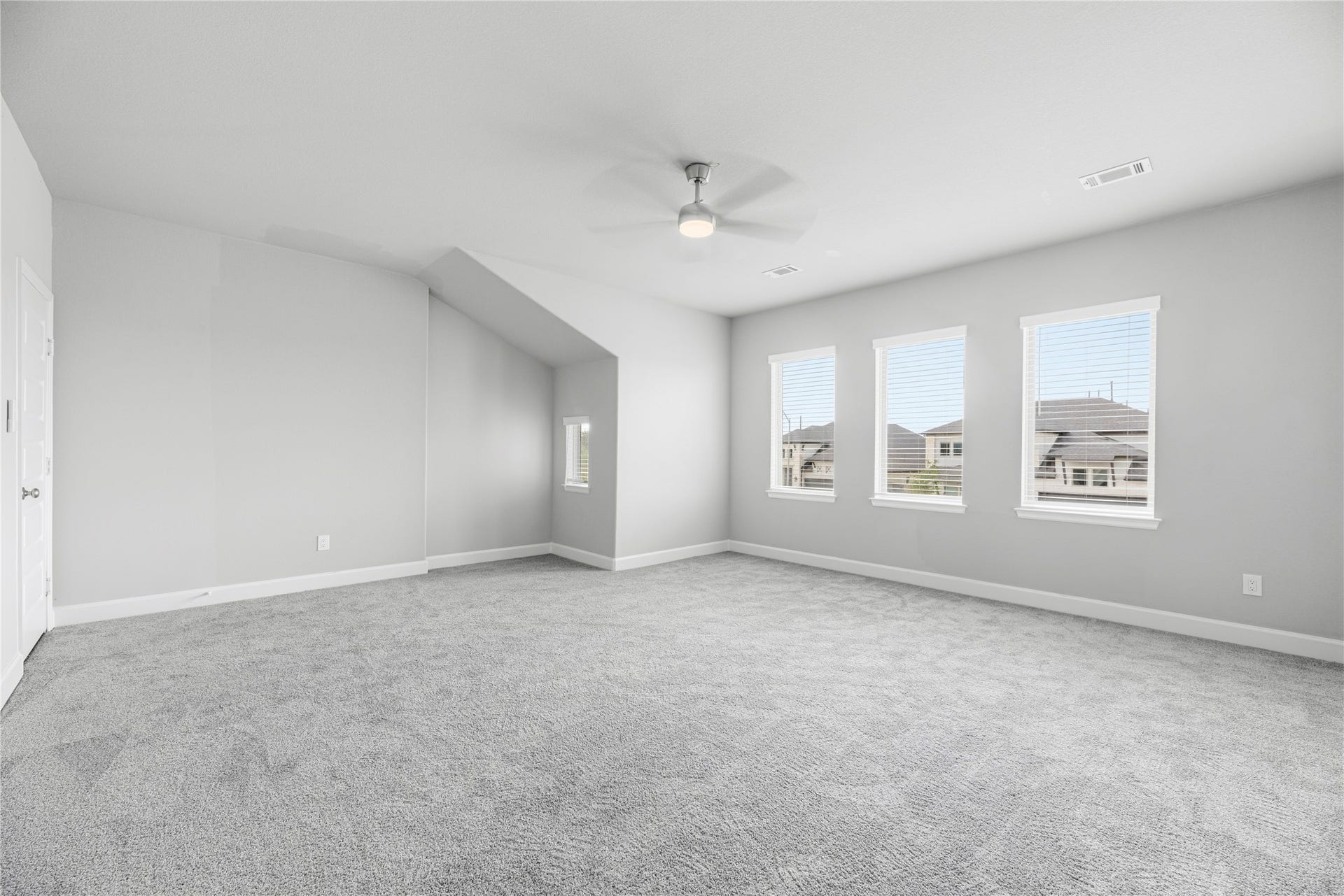 9511 Shaded Tree Drive, Missouri City, TX 77459 Bonus space upstairs, complete with numerous windows for natural light, plush carpet, ceiling fan, and neutral paint. Media room, unique hangout space, school room - anything you can imagine.