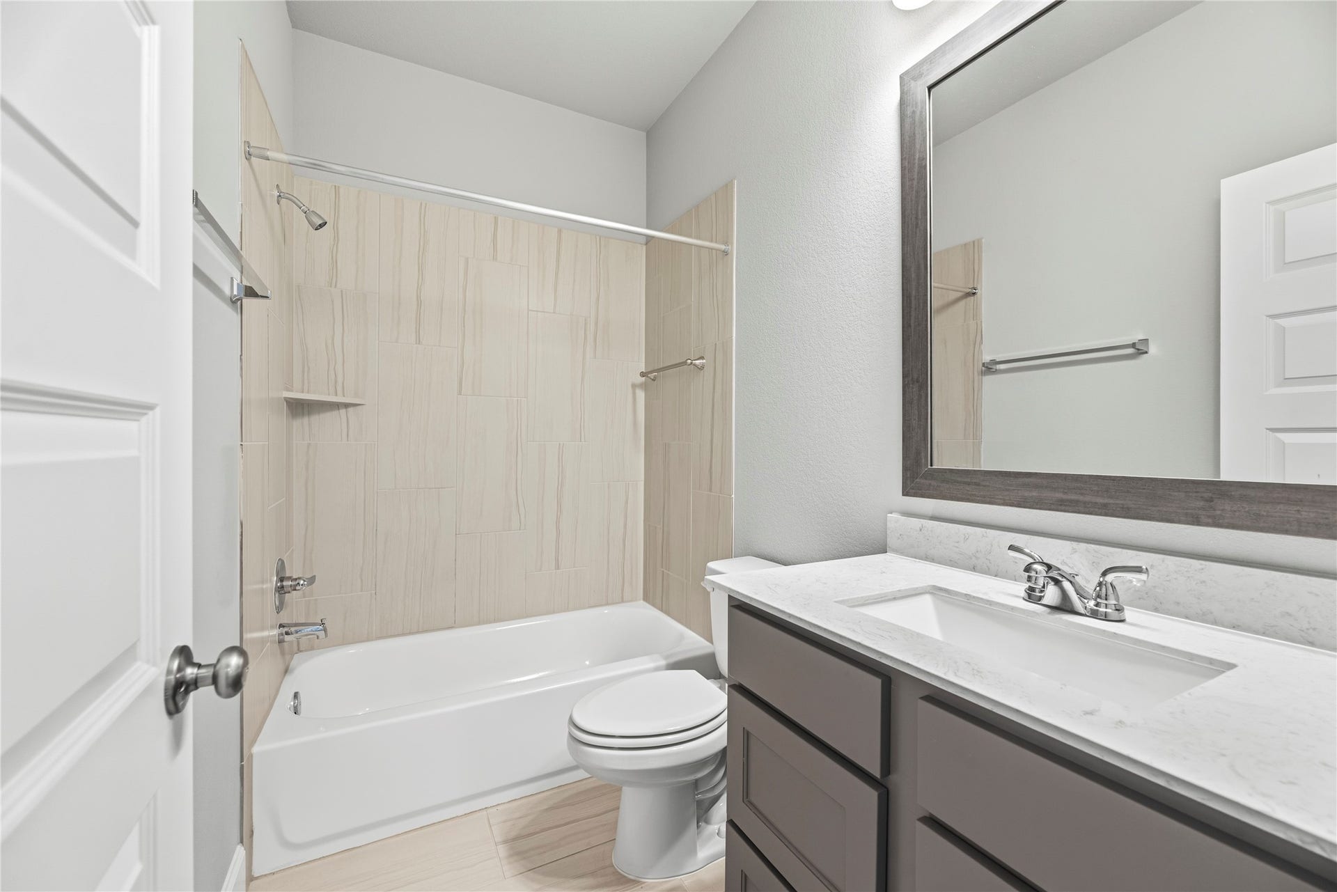 9511 Shaded Tree Drive, Missouri City, TX 77459 Shared secondary bathroom located upstairs complete with a shower/tub combo.