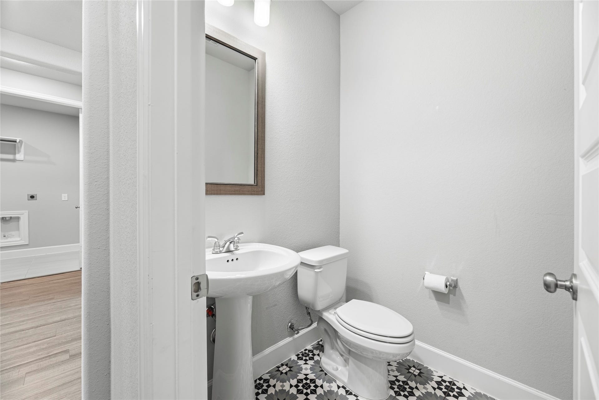 9511 Shaded Tree Drive, Missouri City, TX 77459 Half bathroom located downstairs, convenient for hosting.