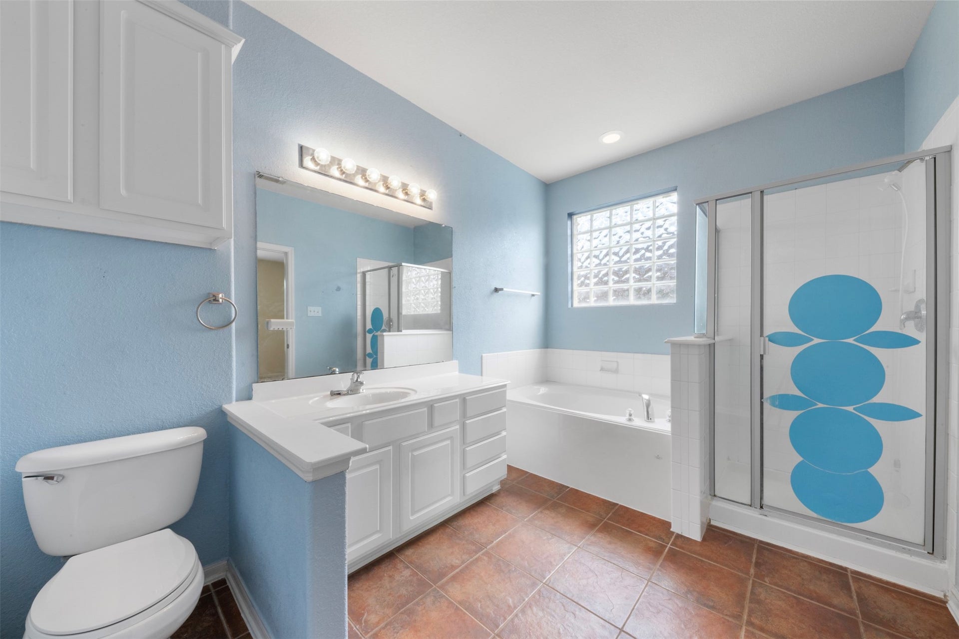 2990 Creek Falls Court, Pearland, TX 77581 primary bath